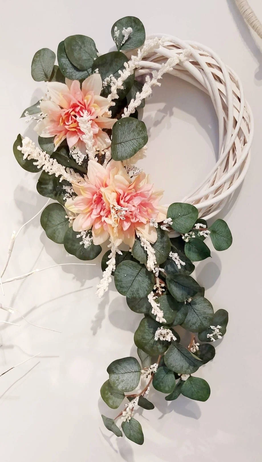 Couronne Éclat Printanier: Dahlia & Eucalyptus