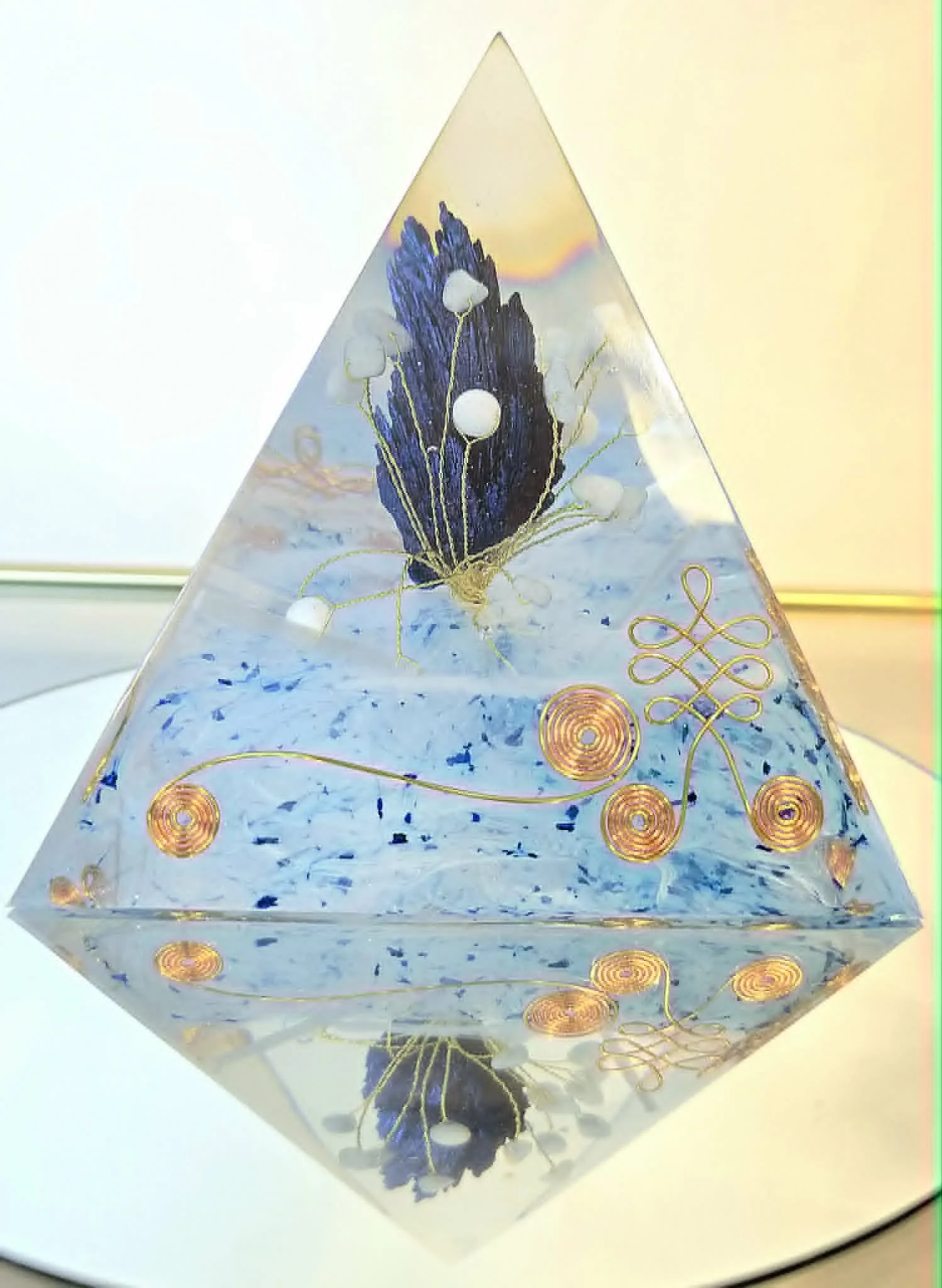 Pyramide Orgonite Cyanite, Aigue Marine, Sélénite et Quartz 5.jpg