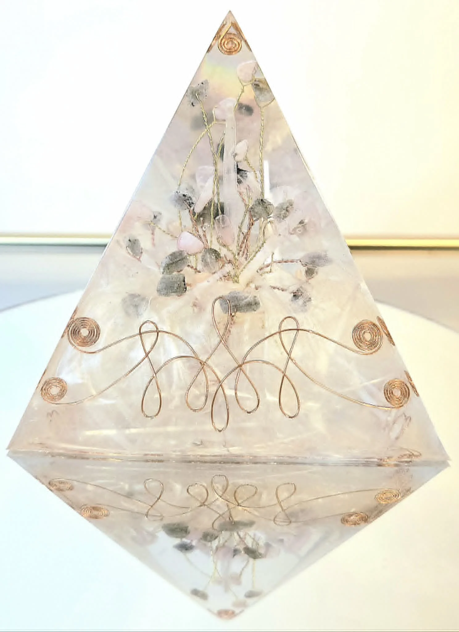 Pyramide Orgonite de Synergie Énergétique: Labradorite, Quartz Rose & Sélénite