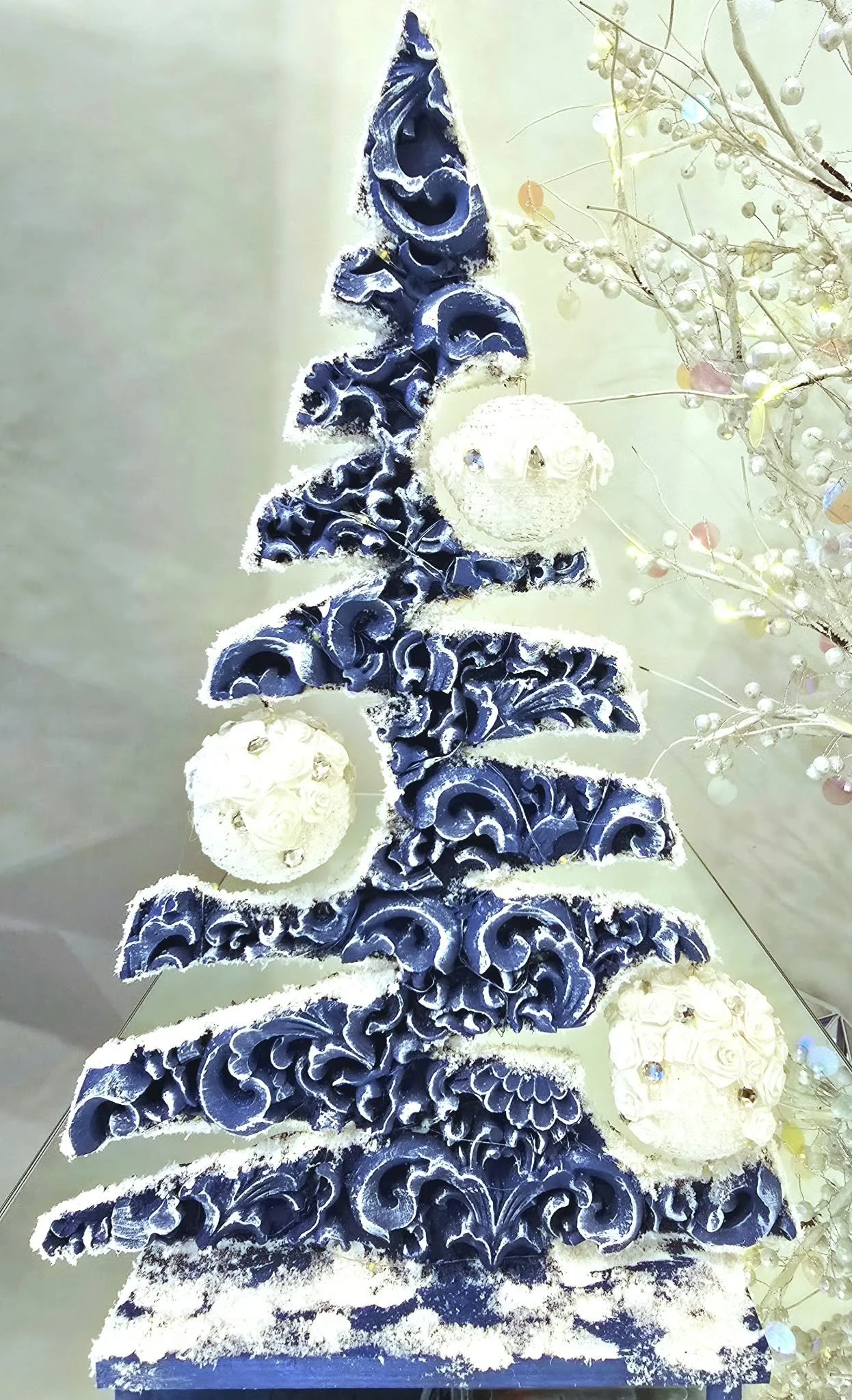 Sapin de Noël en Bois Sculpté avec Boules Décoratives