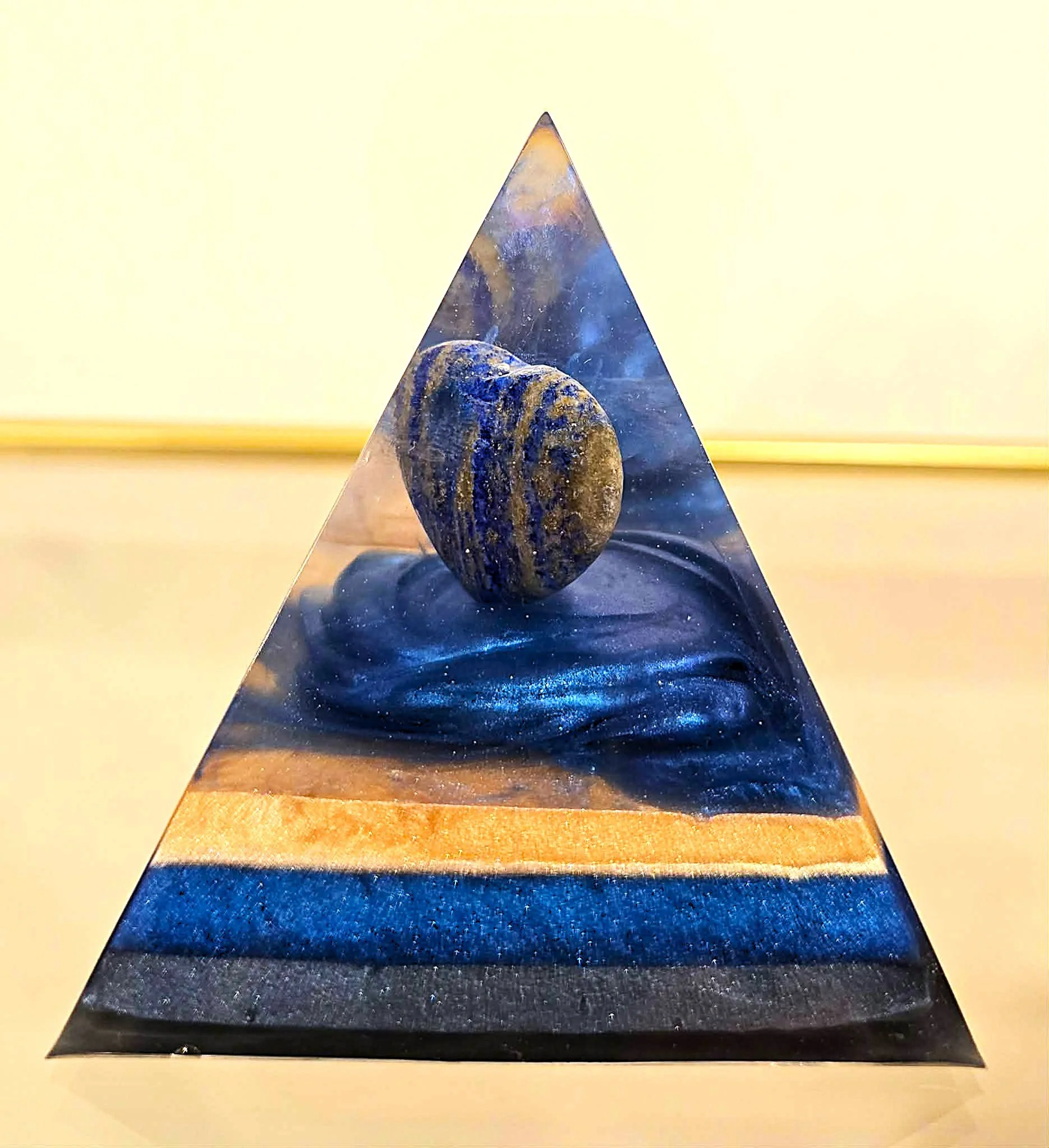 PYRAMIDE-ORGONITE-COEUR-DE-LAPIS-LAZULI-1-CREATION-COCO-FAZETTE.jpg