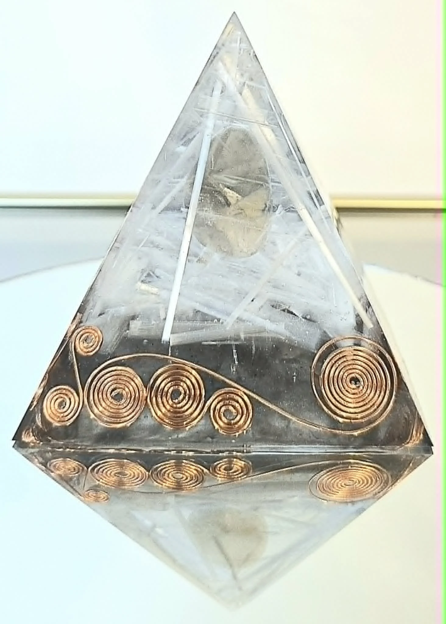 Pyramide Orgonite Quartz Fumé et Sélénite 3.jpg