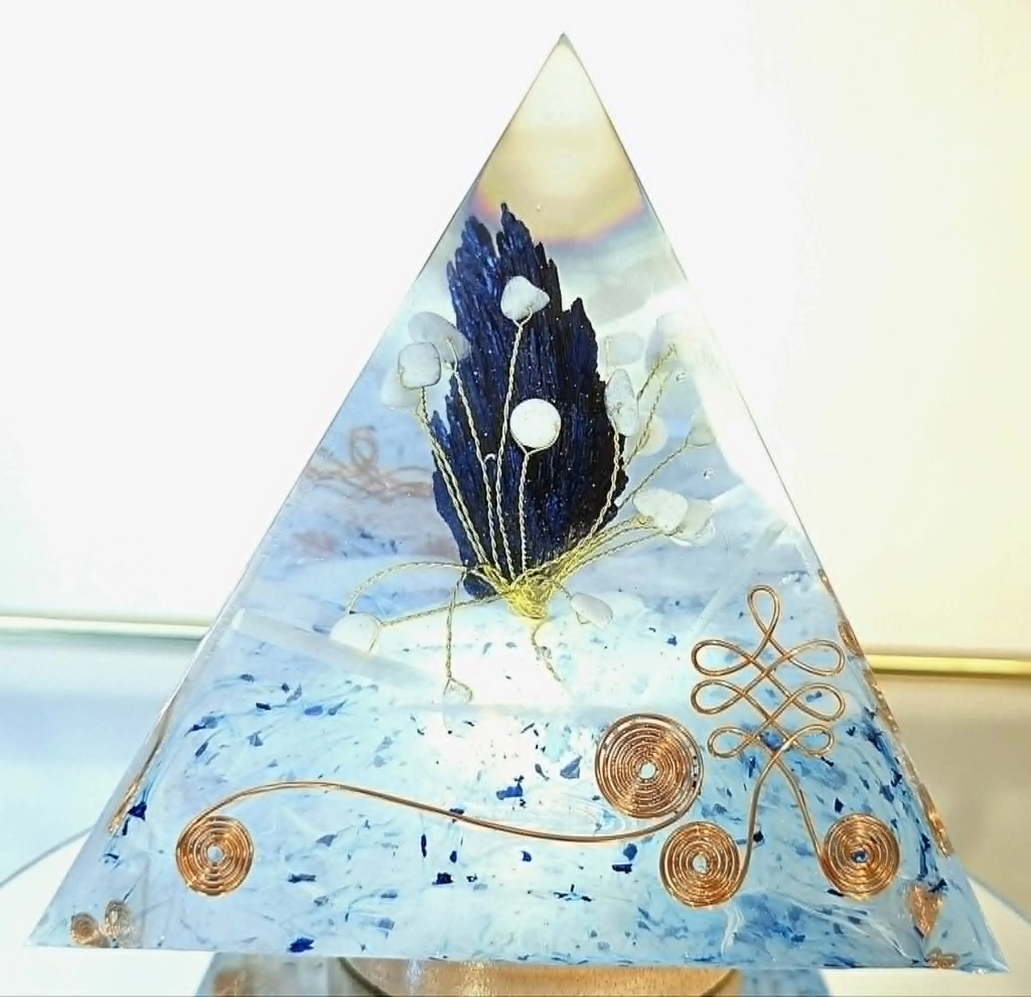 Pyramide Orgonite Cyanite, Aigue Marine, Sélénite et Quartz 4.jpg
