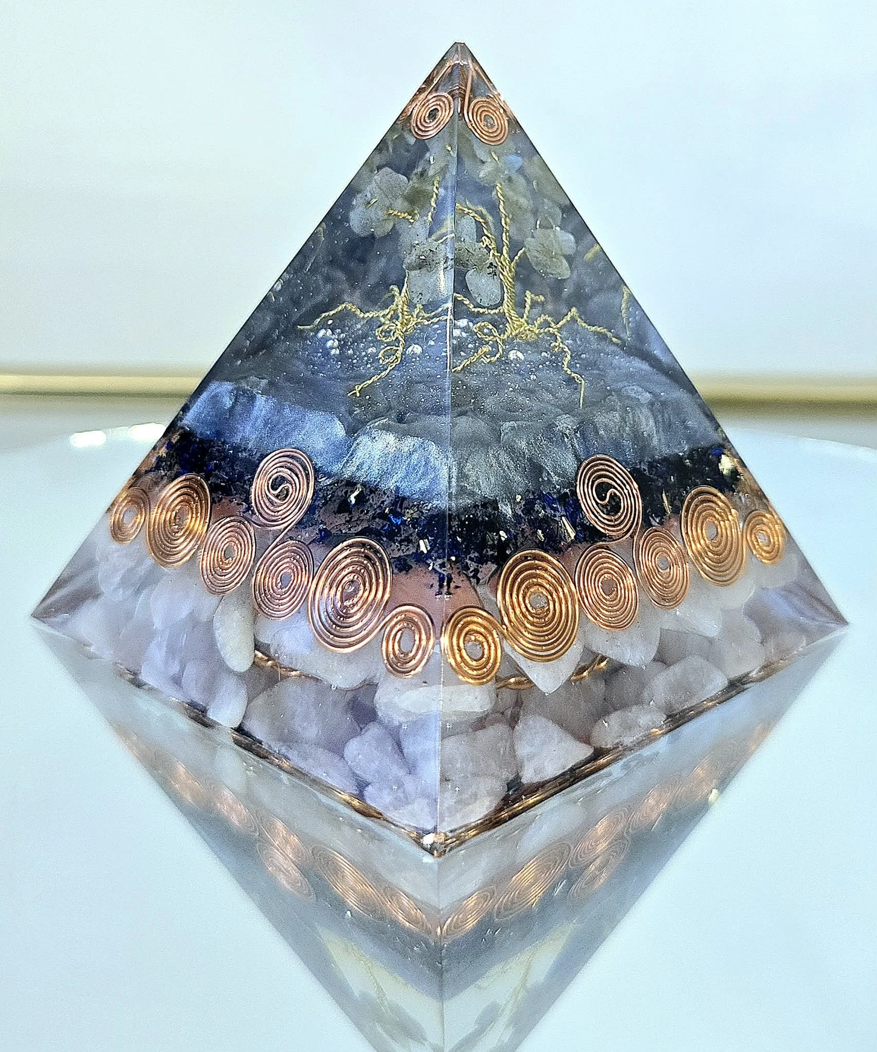 PYRAMIDE-ORGONITE-ARBRE-DE-VIE-QUARTZ-ROSE-ET-LABRADOTITE-VUE-EN-ANGLE-CREATION-COCO-FAZETTE.jpg