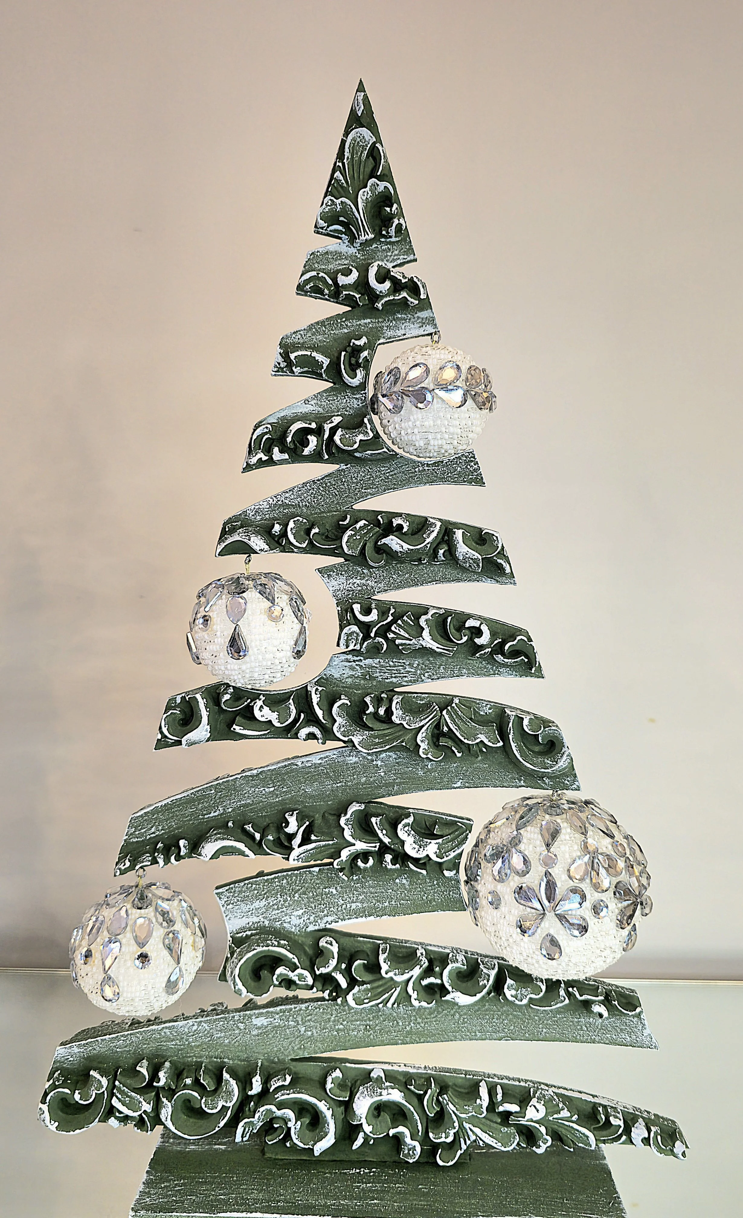 Sapin en Bois à Relief à 4 Boules Champs