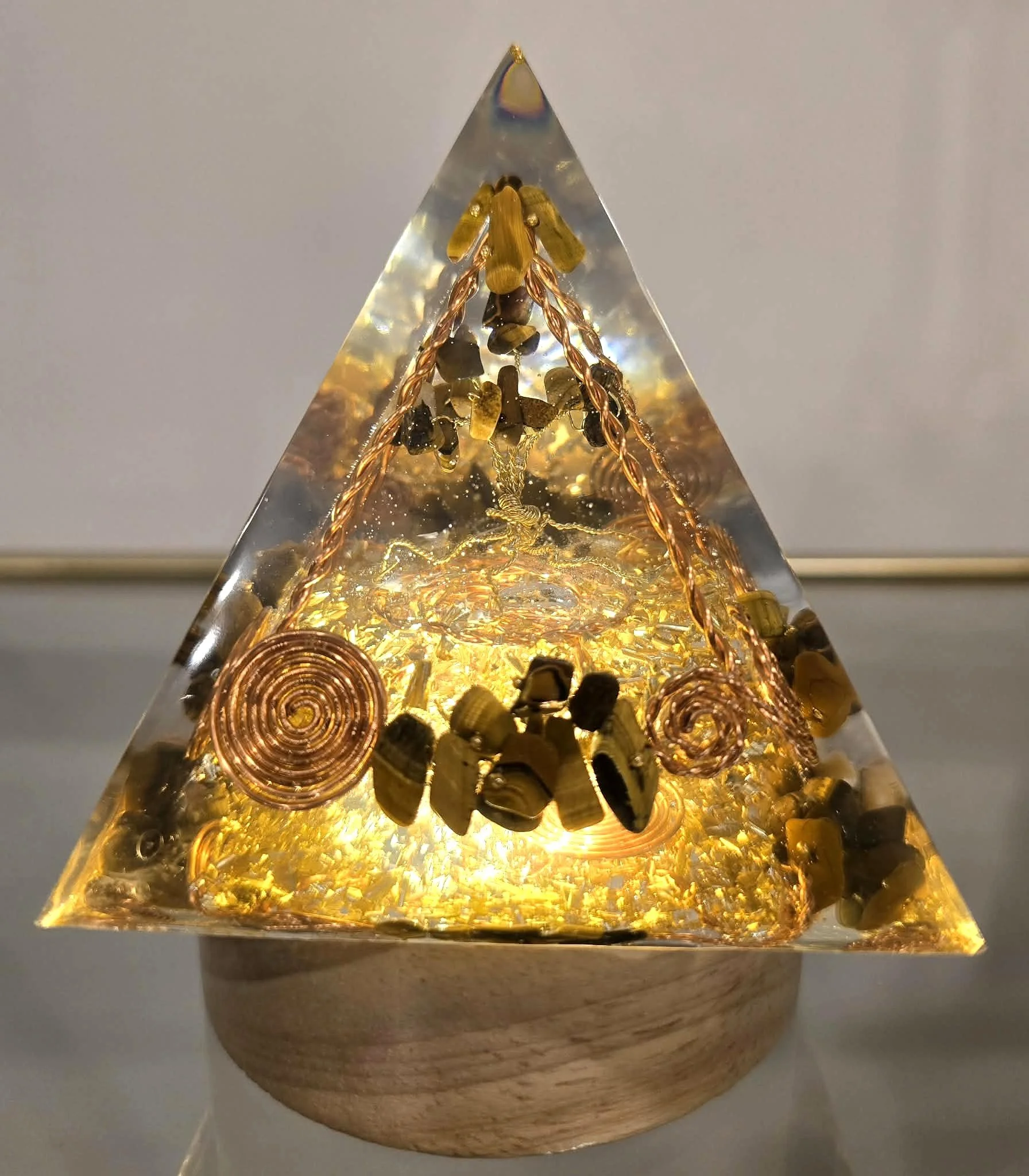 PYRAMIDE-ORGONITE-ARBRE-DE-VIE-OEIL-DE-TIGRE-ILLUMINEE-CREATION-COCO-FAZETTE.jpg