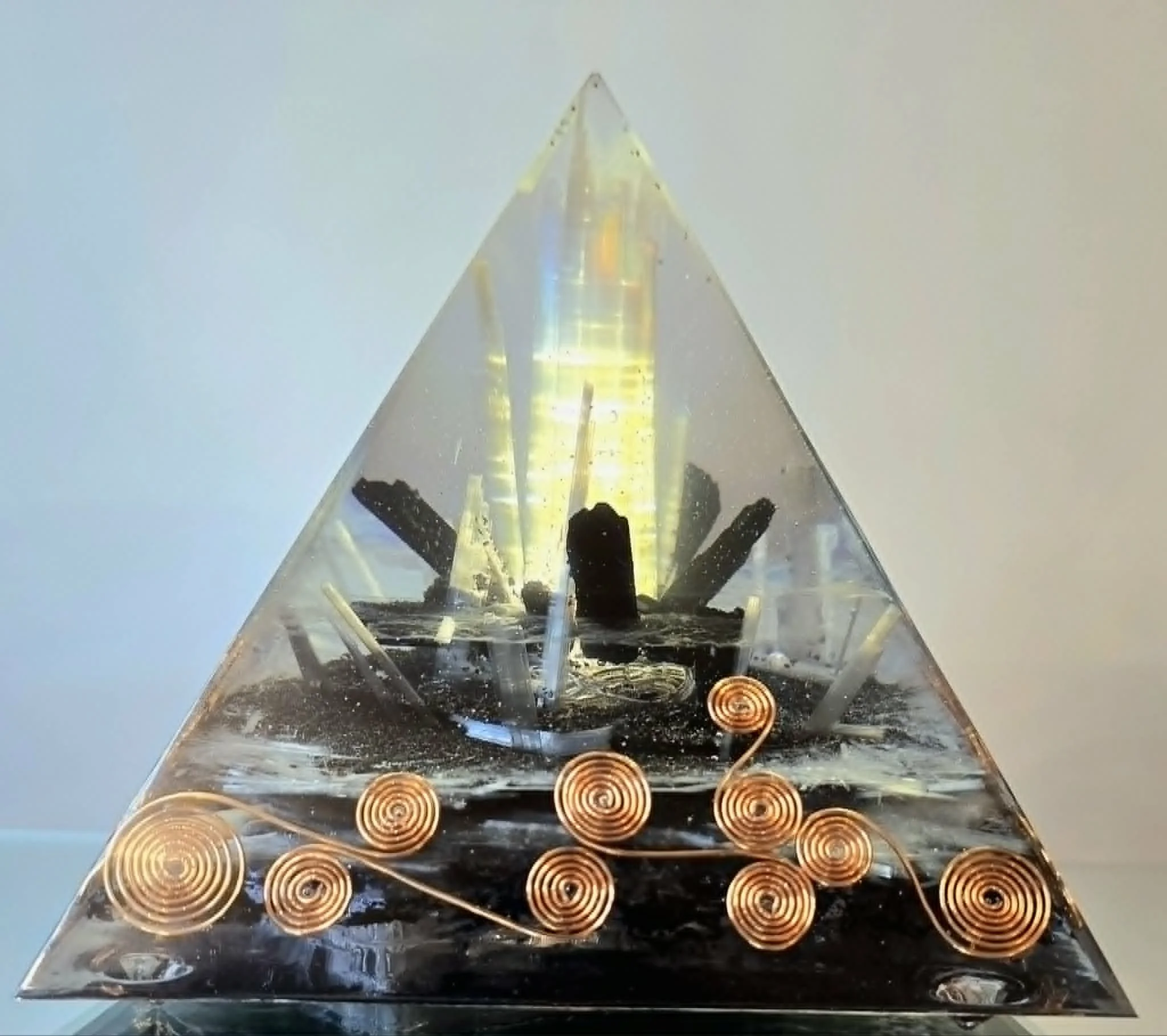 Pyramide Énergétique L'Éveil d'Orgonite