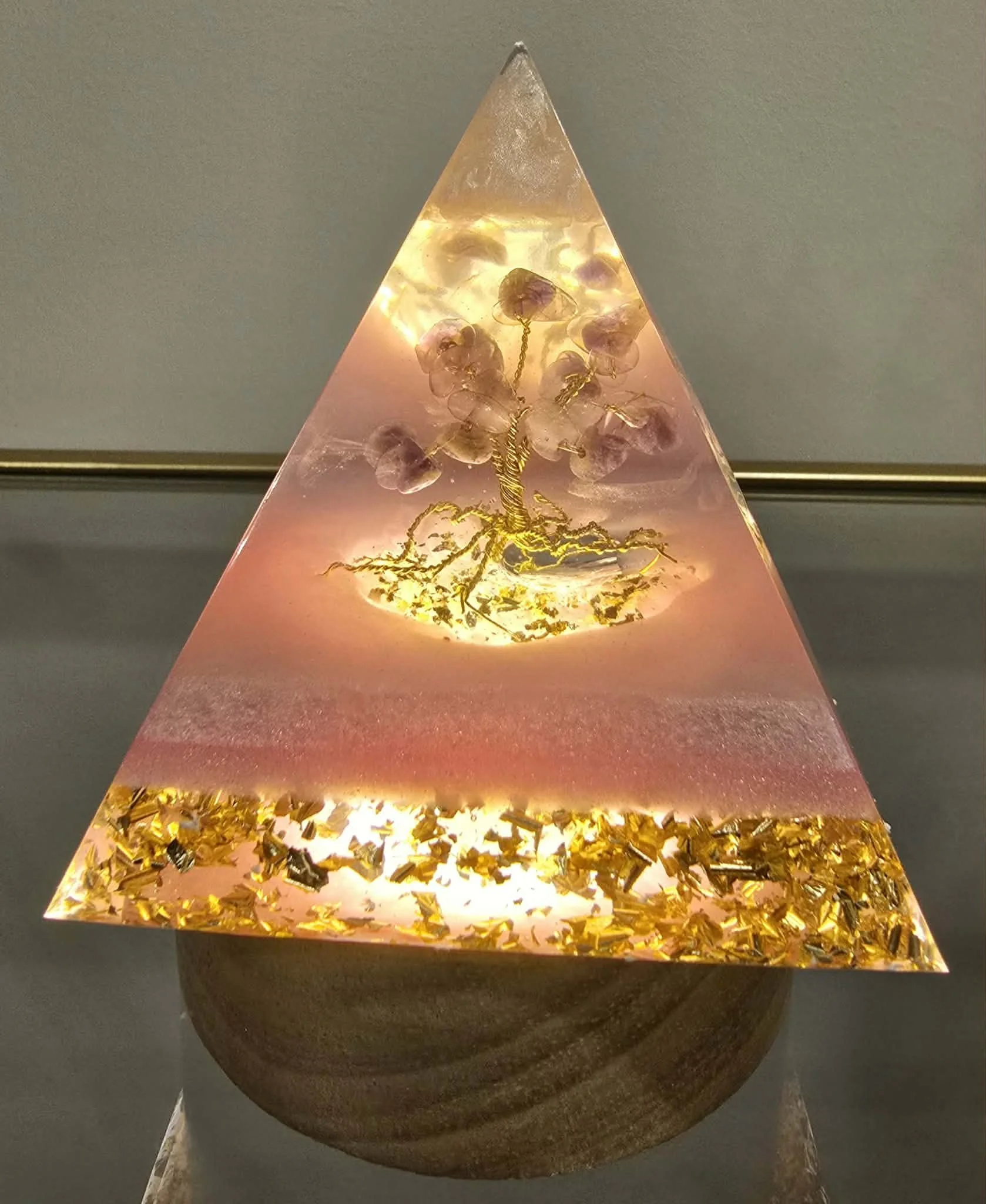 PYRAMIDE-ORGONITE-AMETHYSTE-ET-QUARTZ-ROSE-ILLUMINEE-CREATION-COCO-FAZETTE.jpg
