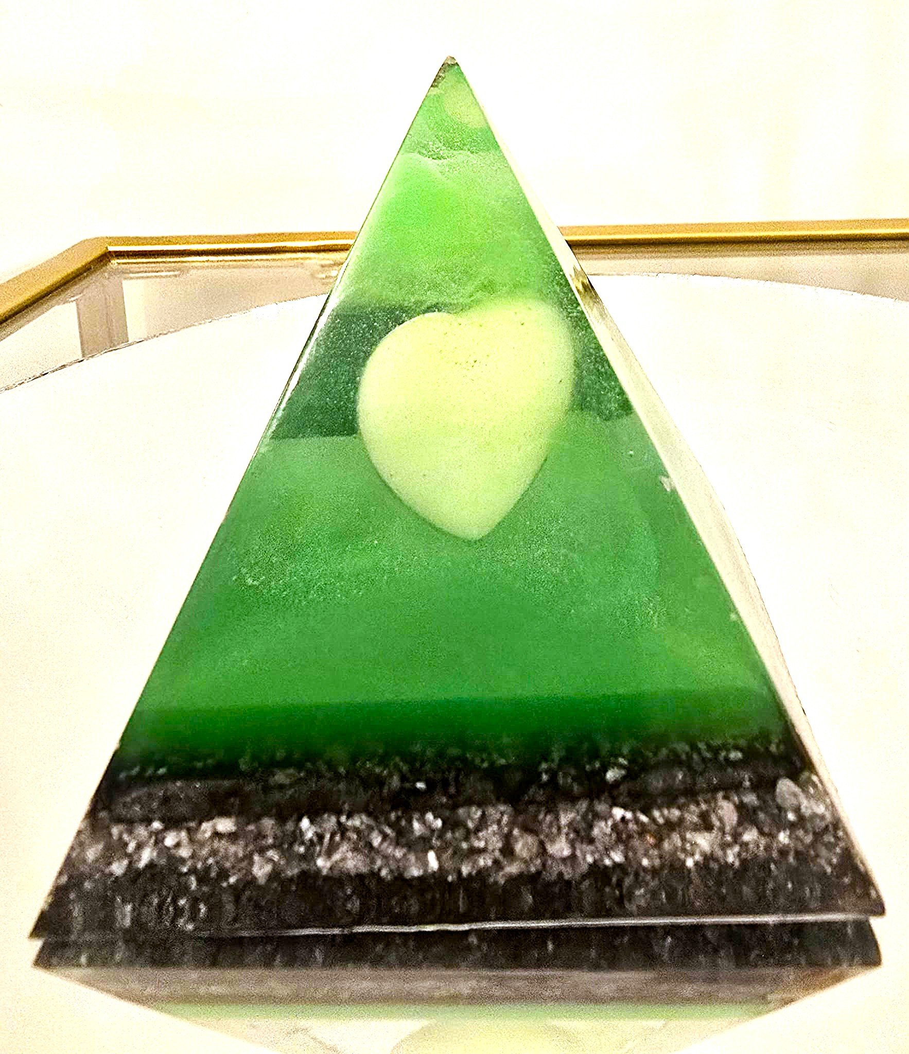 Pyramide-Orgonite-Coeur-Phosphorescente-Vert-CREATION-COCO-FAZETTE.jpg