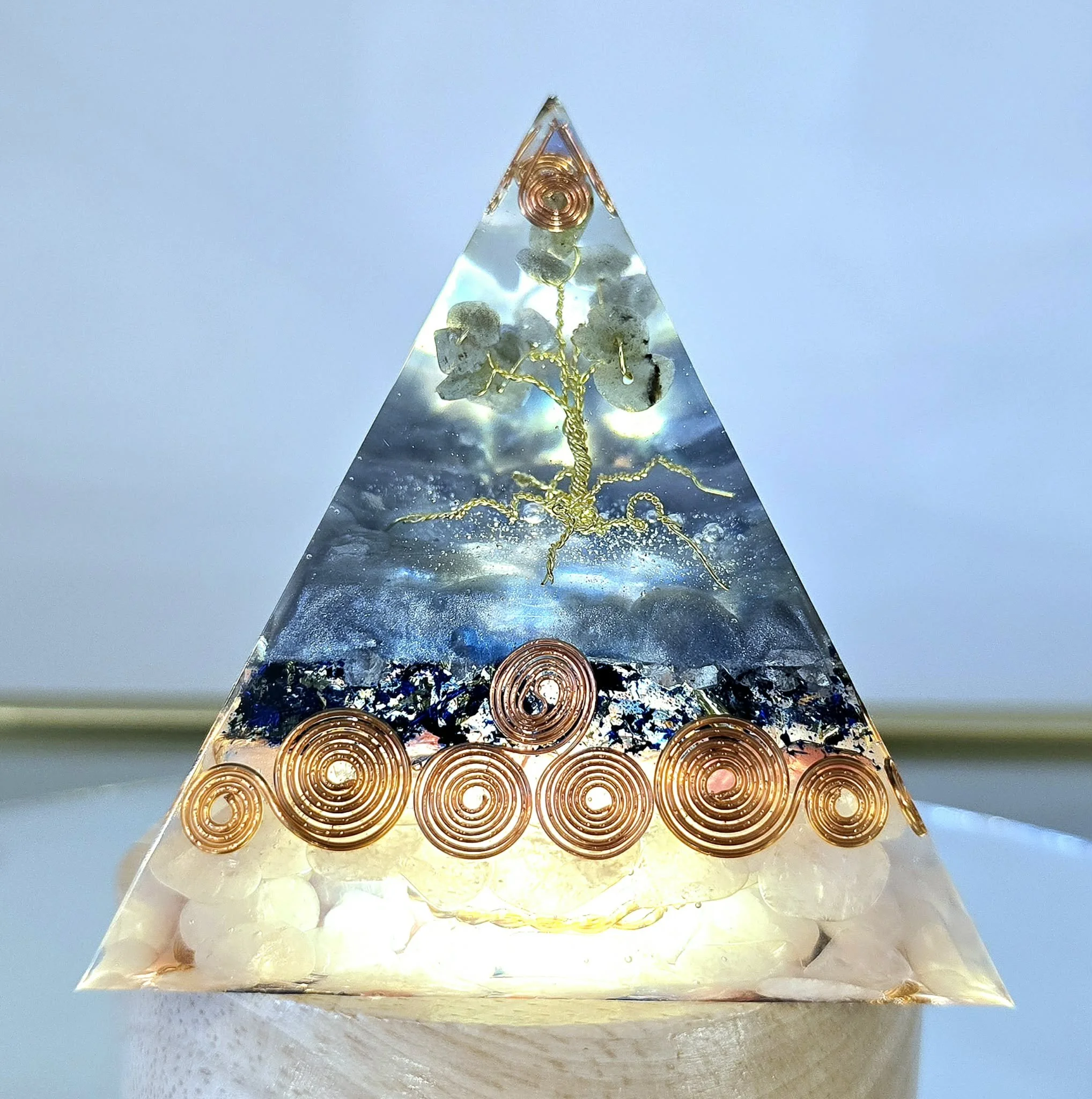 PYRAMIDE-ORGONITE-ARBRE-DE-VIE-QUARTZ-ROSE-ET-LABRADOTITE-ILLUMINEE-CREATION-COCO-FAZETTE.jpg