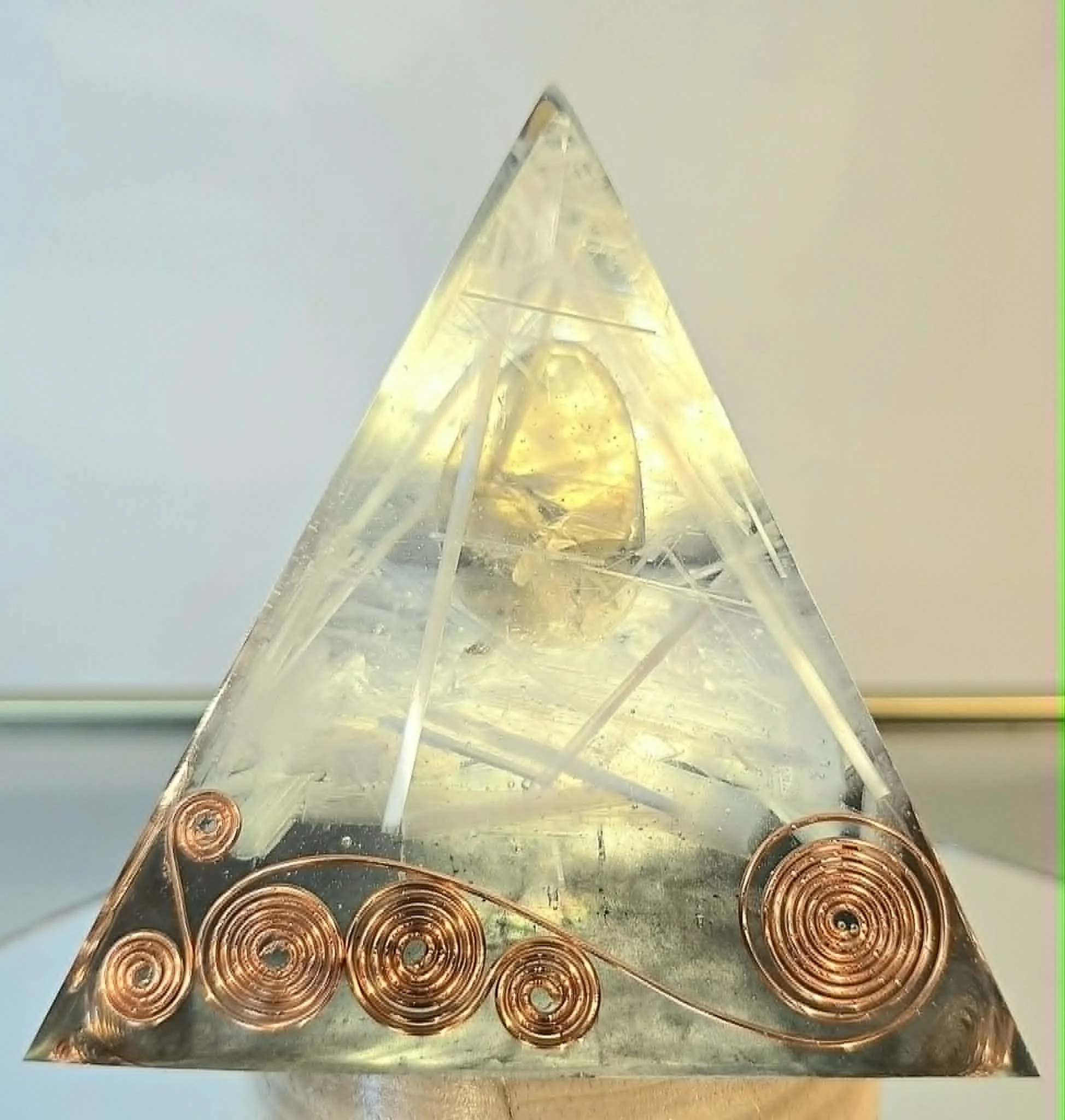 Pyramide Orgonite Quartz Fumé et Sélénite 2.jpg