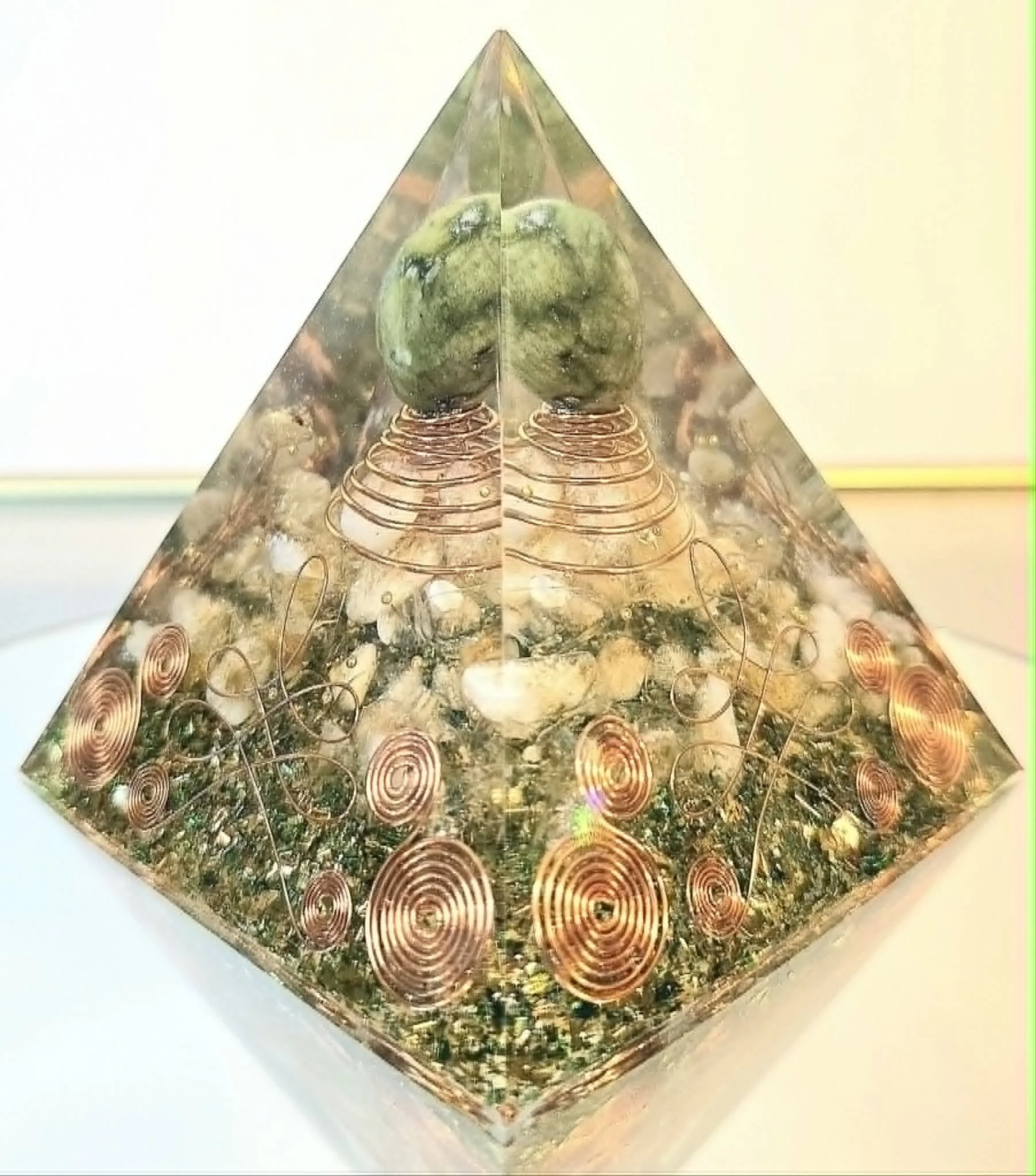Pyramide Orgonite Jade et Citrine 7.jpg