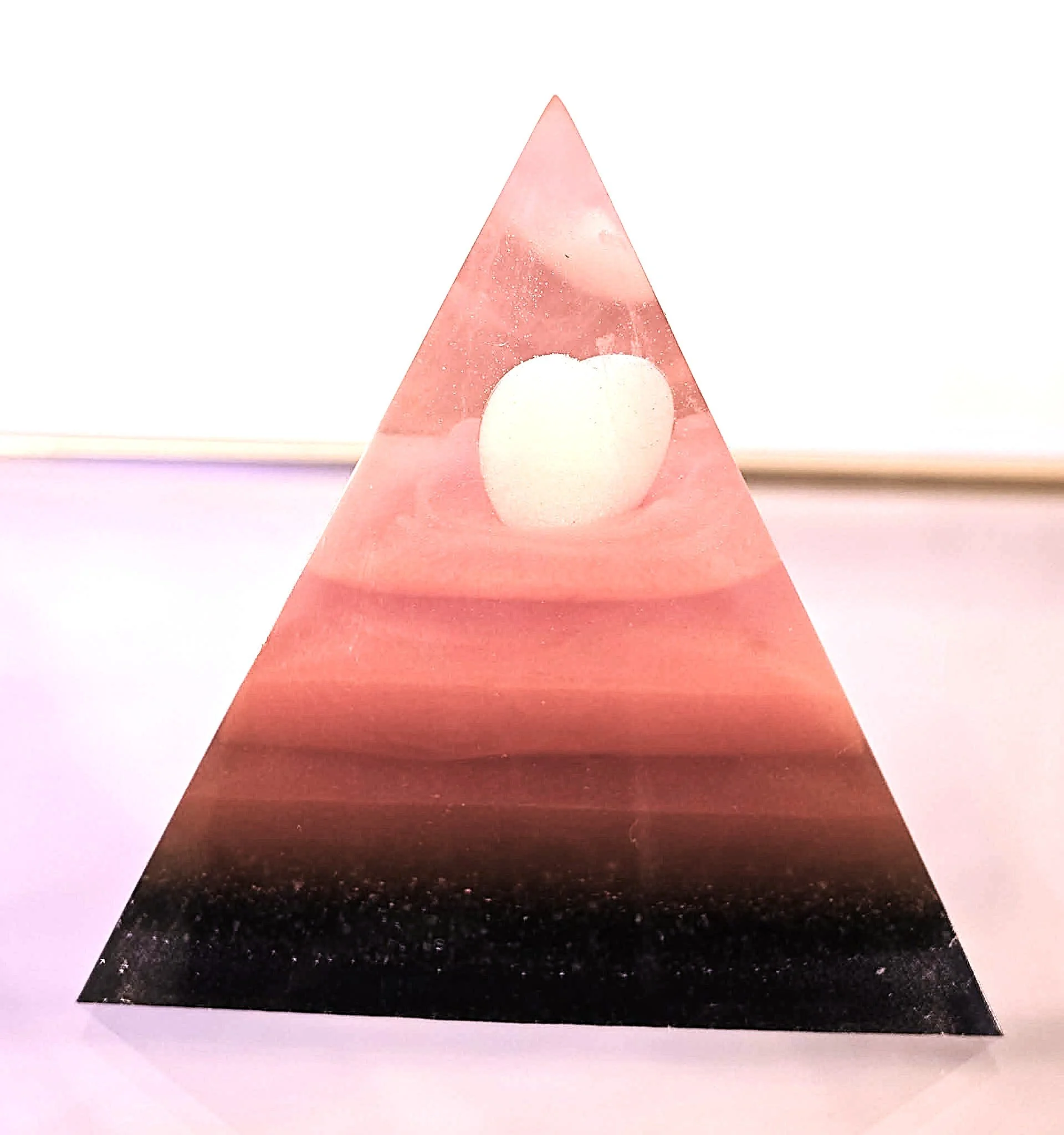 PYRAMIDE-ORGONITE-COEUR-PHOSPHORESCENT-PUR-INNOCENCE-CREATION-COCO-FAZETTE.jpg