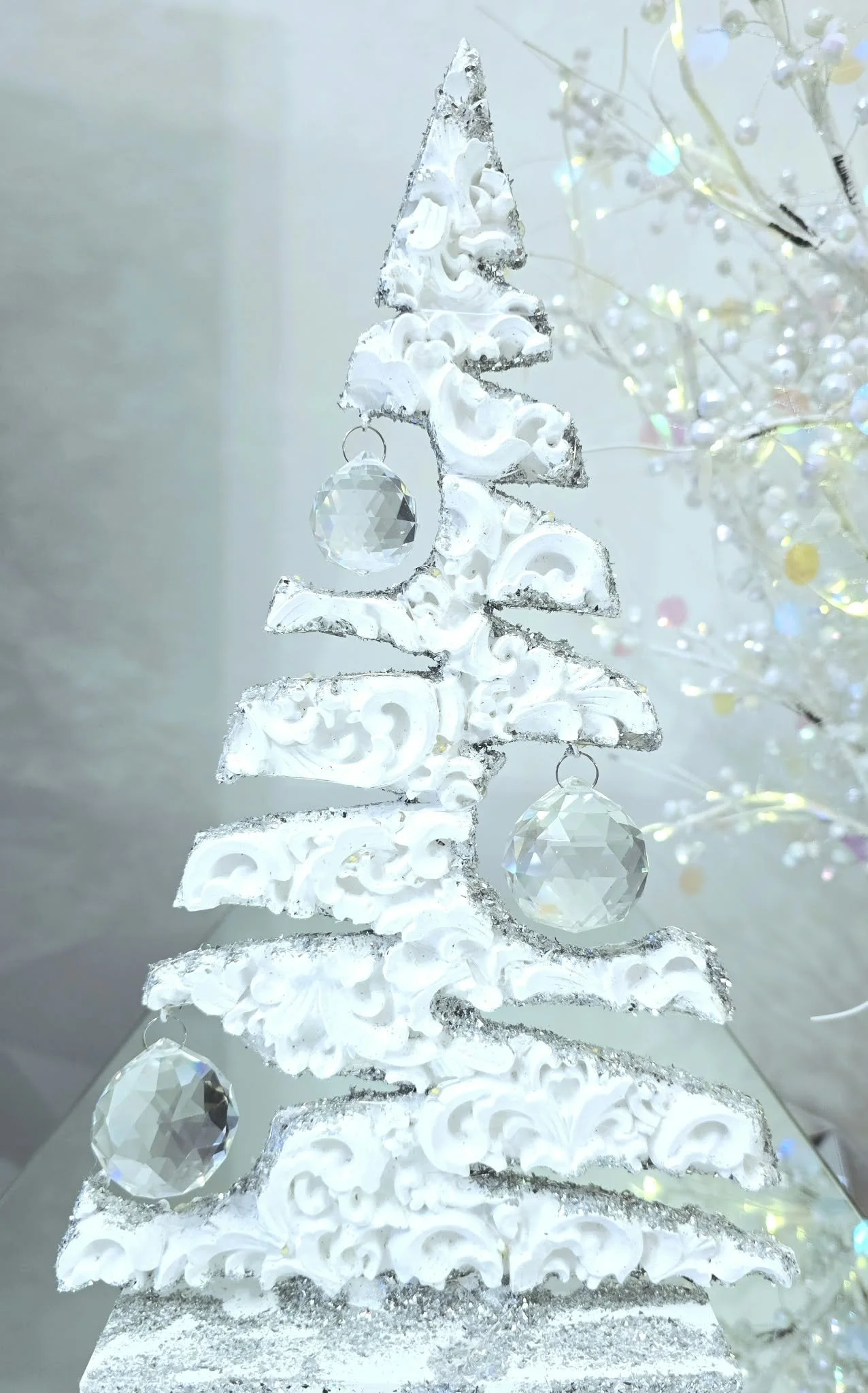 Sapin en bois sculpté à 3 boules illuminé Cristal.jpg