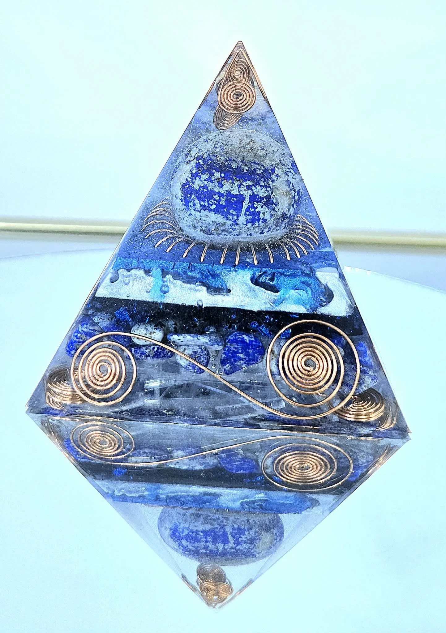 PYRAMIDE-ORGONITE-LA-LAPIS-LAZULI-BLEU-CREATION-COCO-FAZETTE.jpg