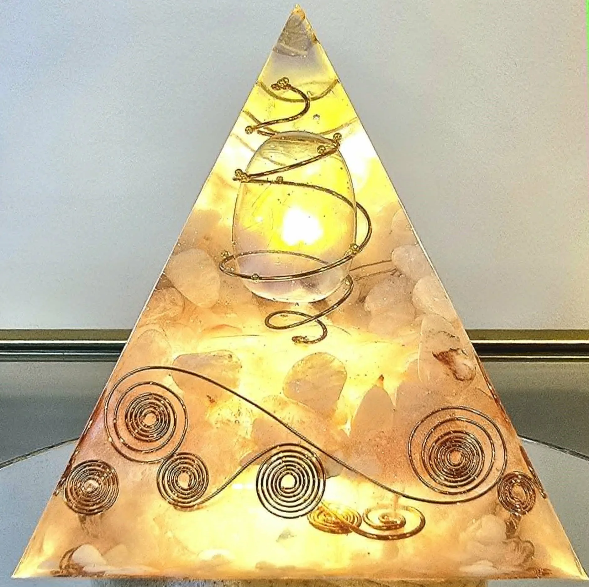 Pyramide Orgonite Opale et Quartz Rose.jpg