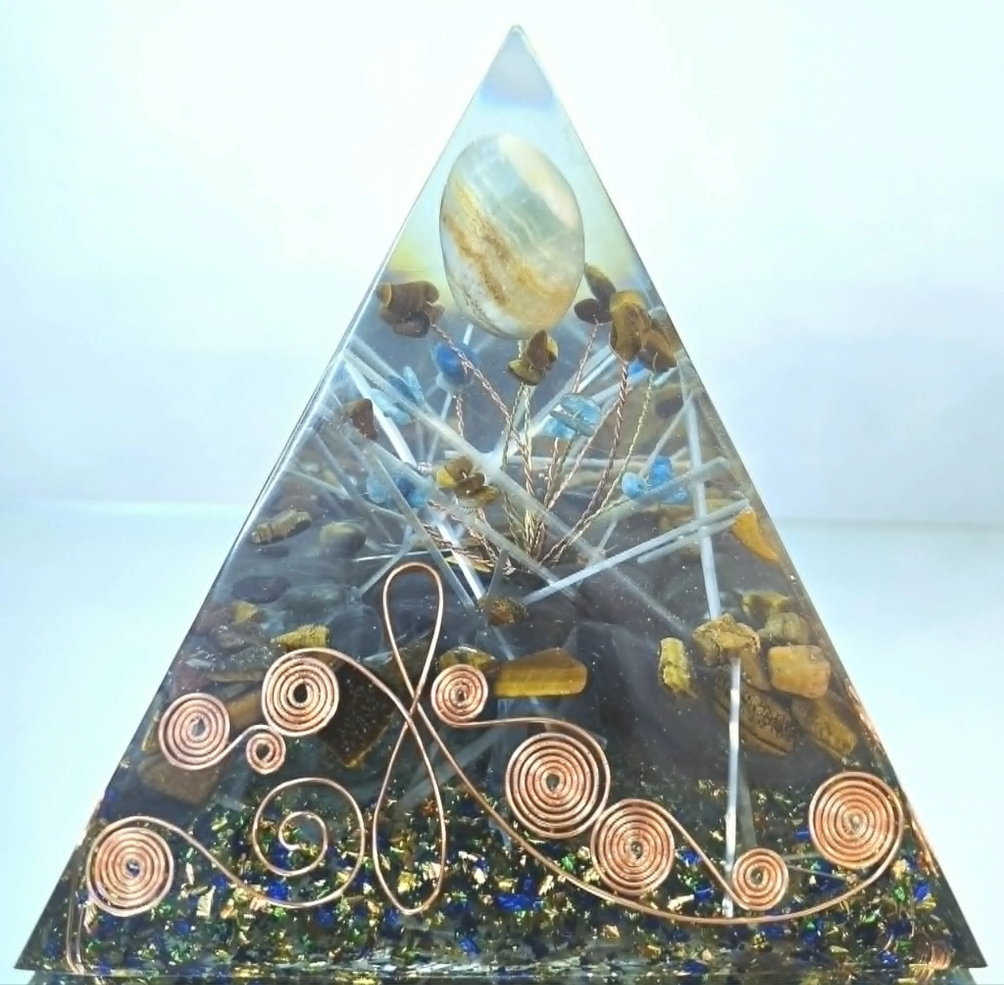 Pyramide onyx bleu, apatite et sélénite par COCO Fazette.jpg