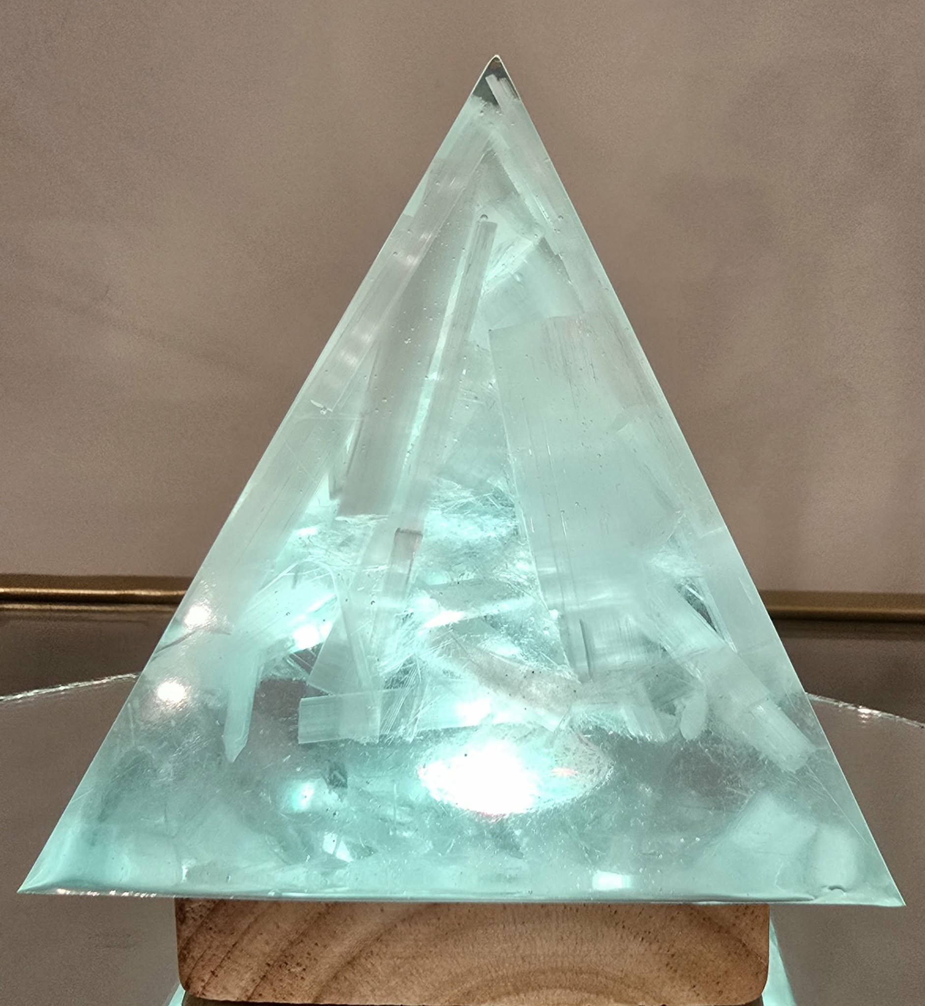 Pyramide-Orgonite-en-Selenite-Pur-Illuminee-1-Creation-COCO-Fazette.jpg