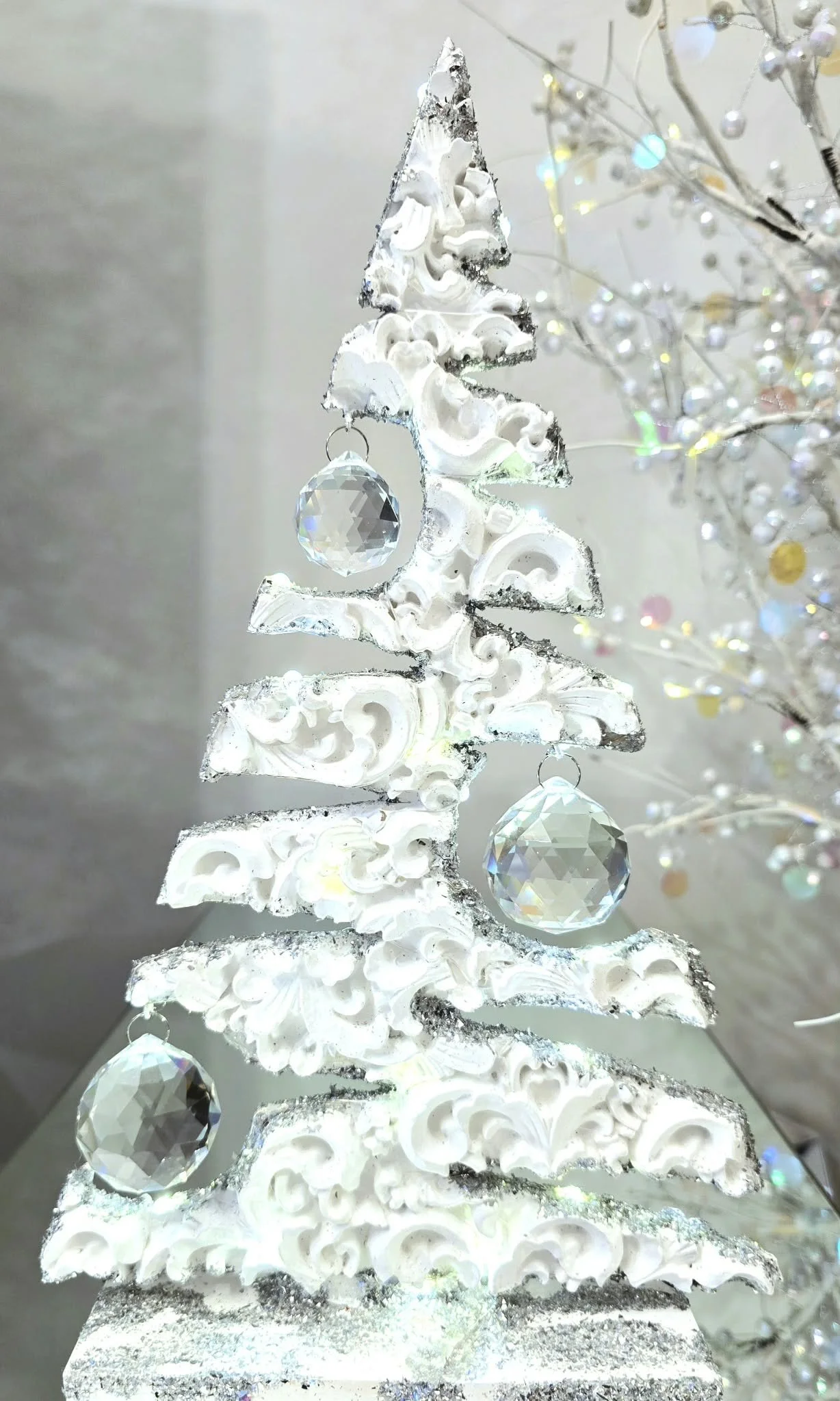 Sapin en bois sculpté à 3 boules Cristal.jpg