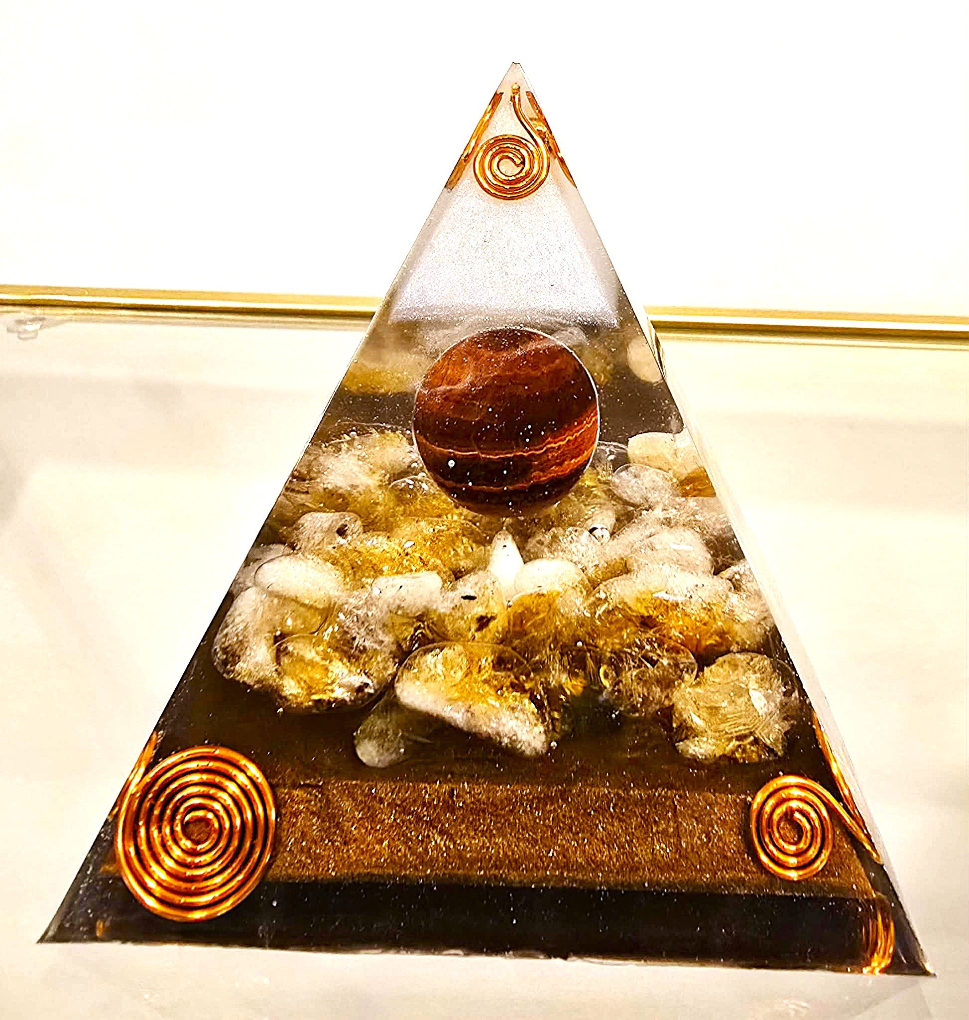 PYRAMIDE-ORGONITE-BOULE-OEIL-DE-TIGRE-SUR-LIT-DE-SELENITE-8,5CM-CREATION-COCO-FAZETTE.jpg