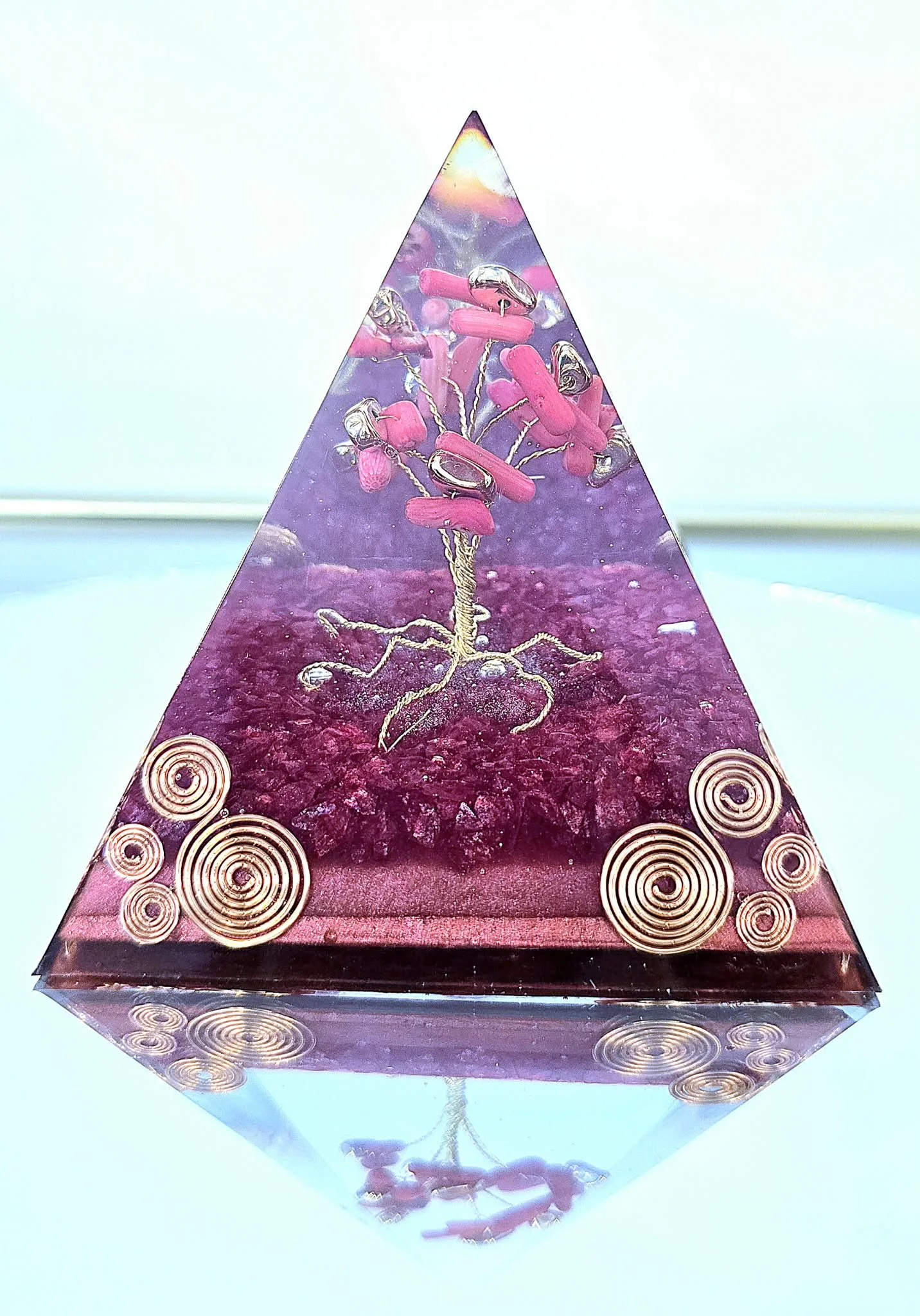 PYRAMIDE-ORGONITE-VITALITE-ARBRE-DE-VIE-EN-CORAIL-ROUGE-CREATION-COCO-FAZETTE.jpg