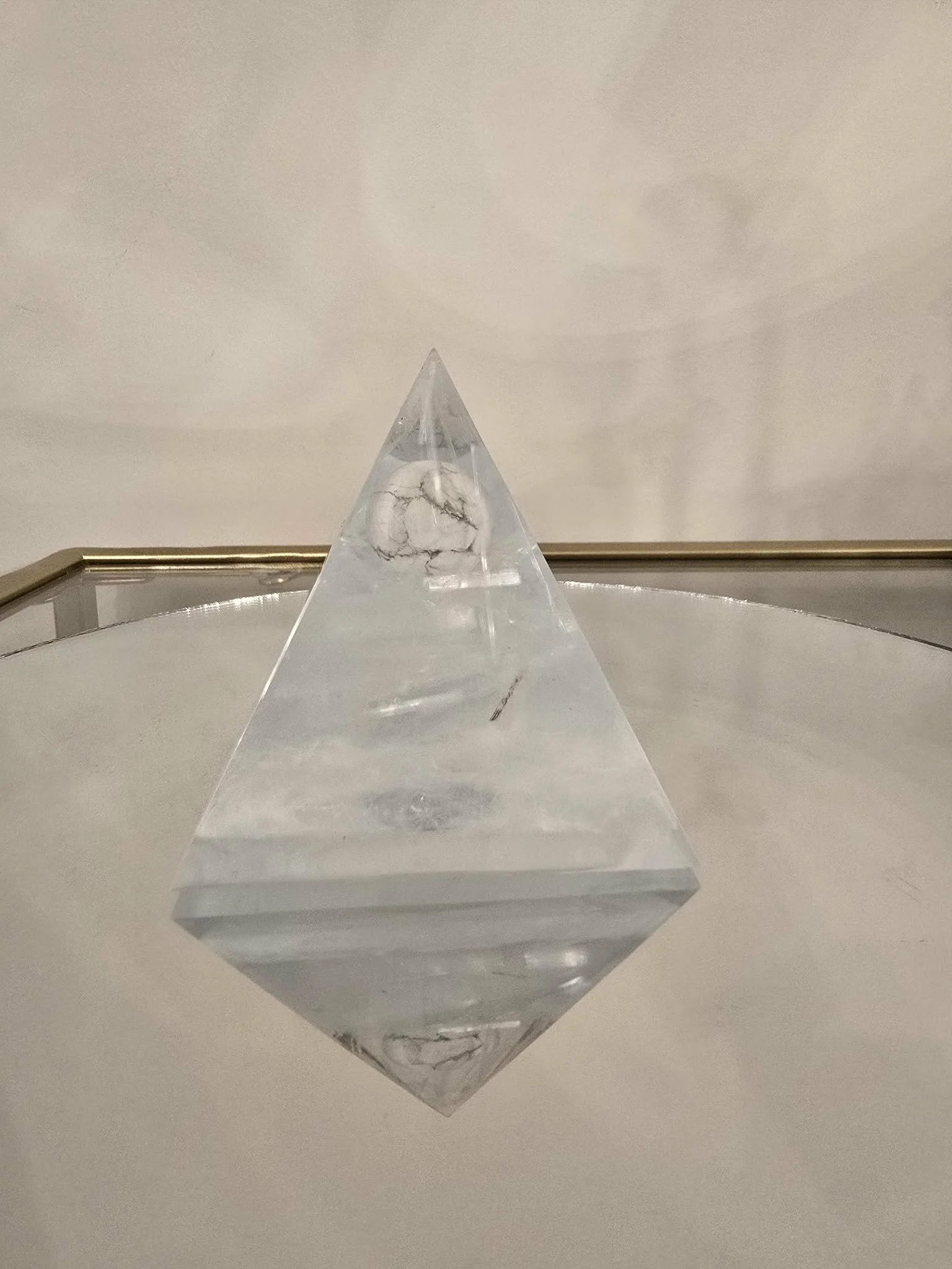 Pyramide-Orgonite-Howlite-et-Selenite-2-Creation-COCO-Fazette.jpg