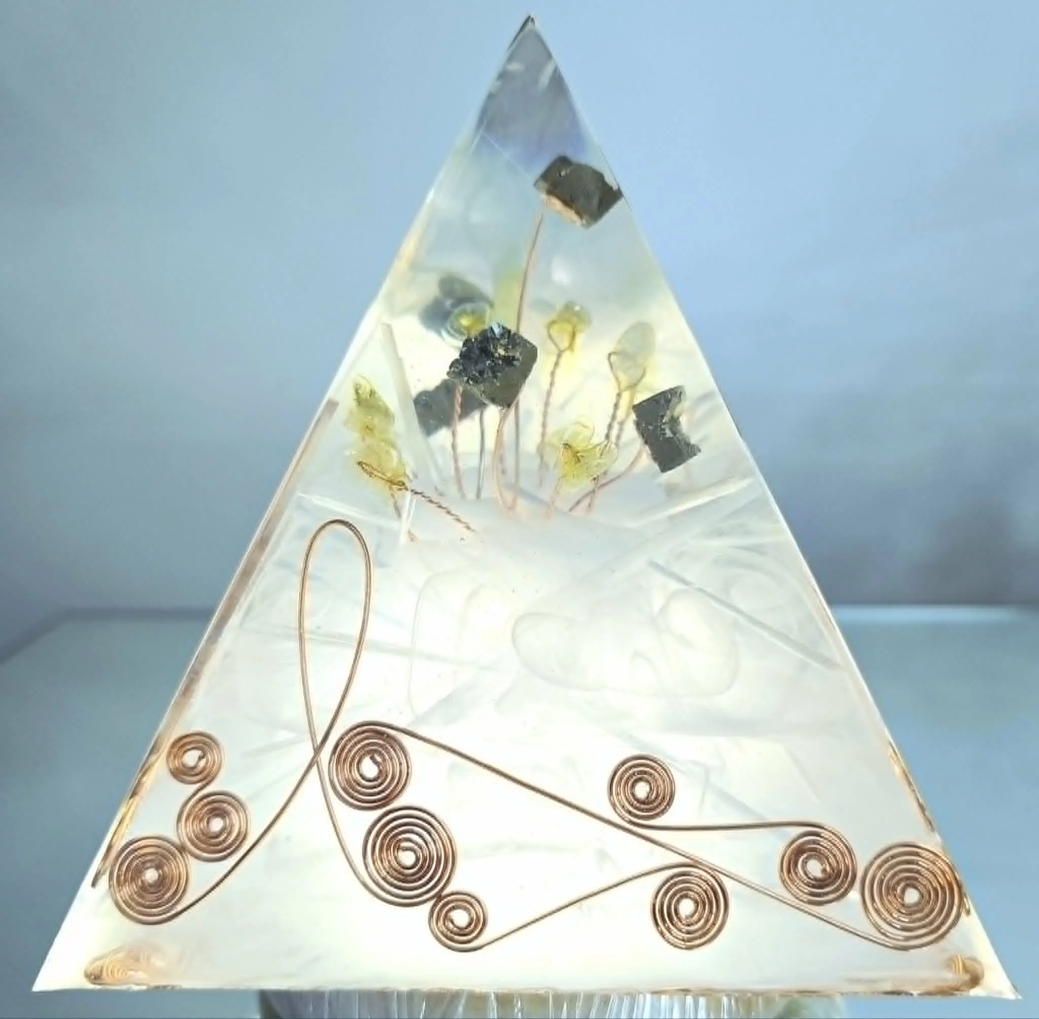 Pyrite, citrine et sélénite illuminée par COCO Fazette.jpg