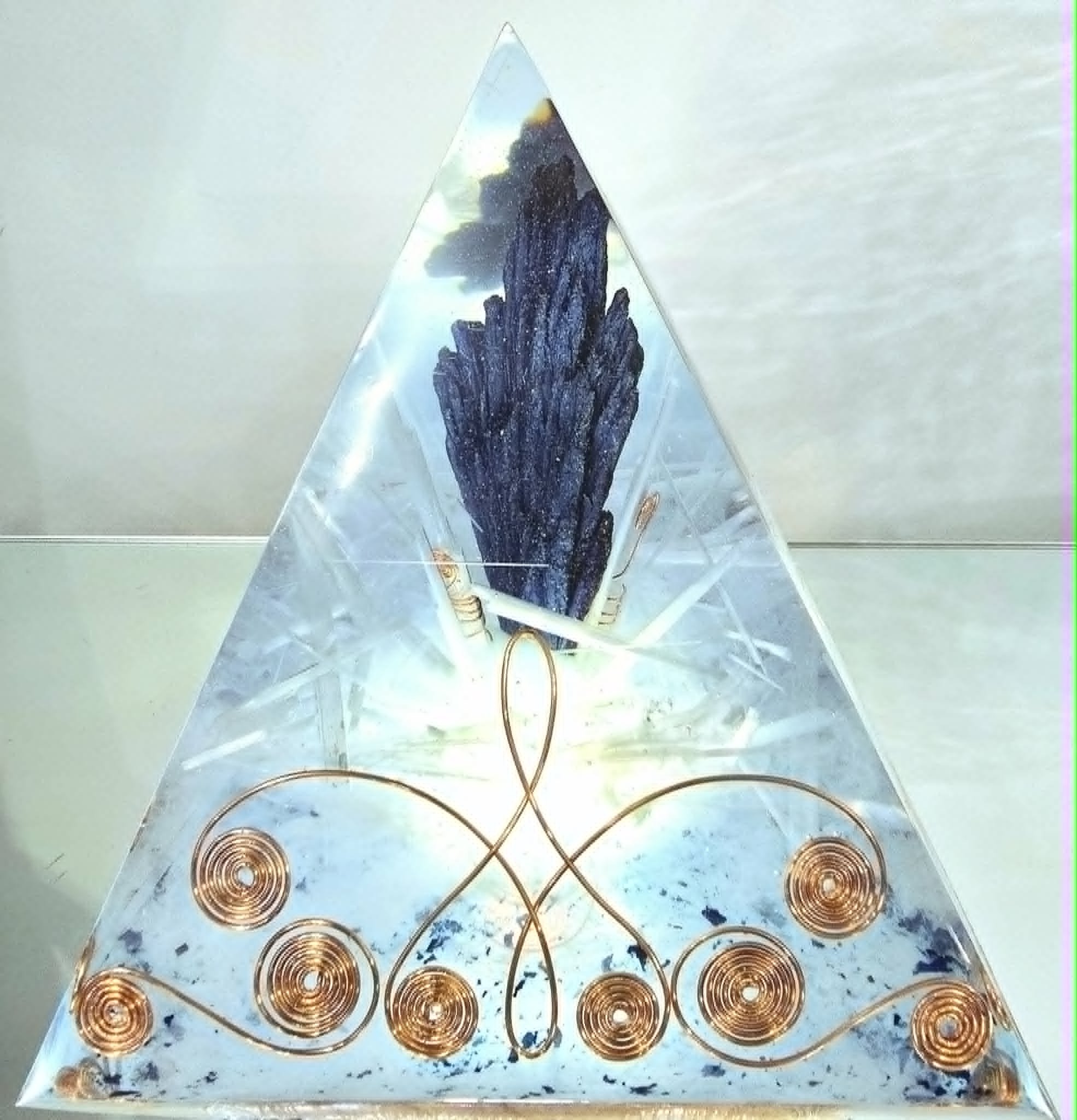Pyramide Orgonite Cyanite et selenite translucide création COCO Fazette.jpg
