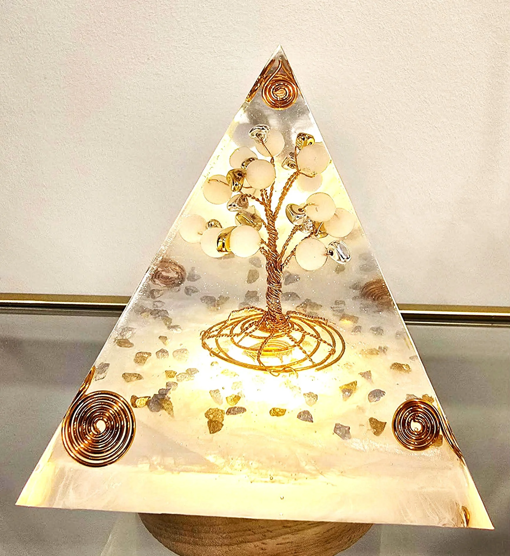 PYRAMIDE-ORGONITE-ARBRE-DE-VIE-QUARTZ-BLANC-HEMATITE-DORE-HEMATITE-ARGENTE-NATURELLE-ILLUMINEE-CREATION-COCO-FAZETTE.jpg