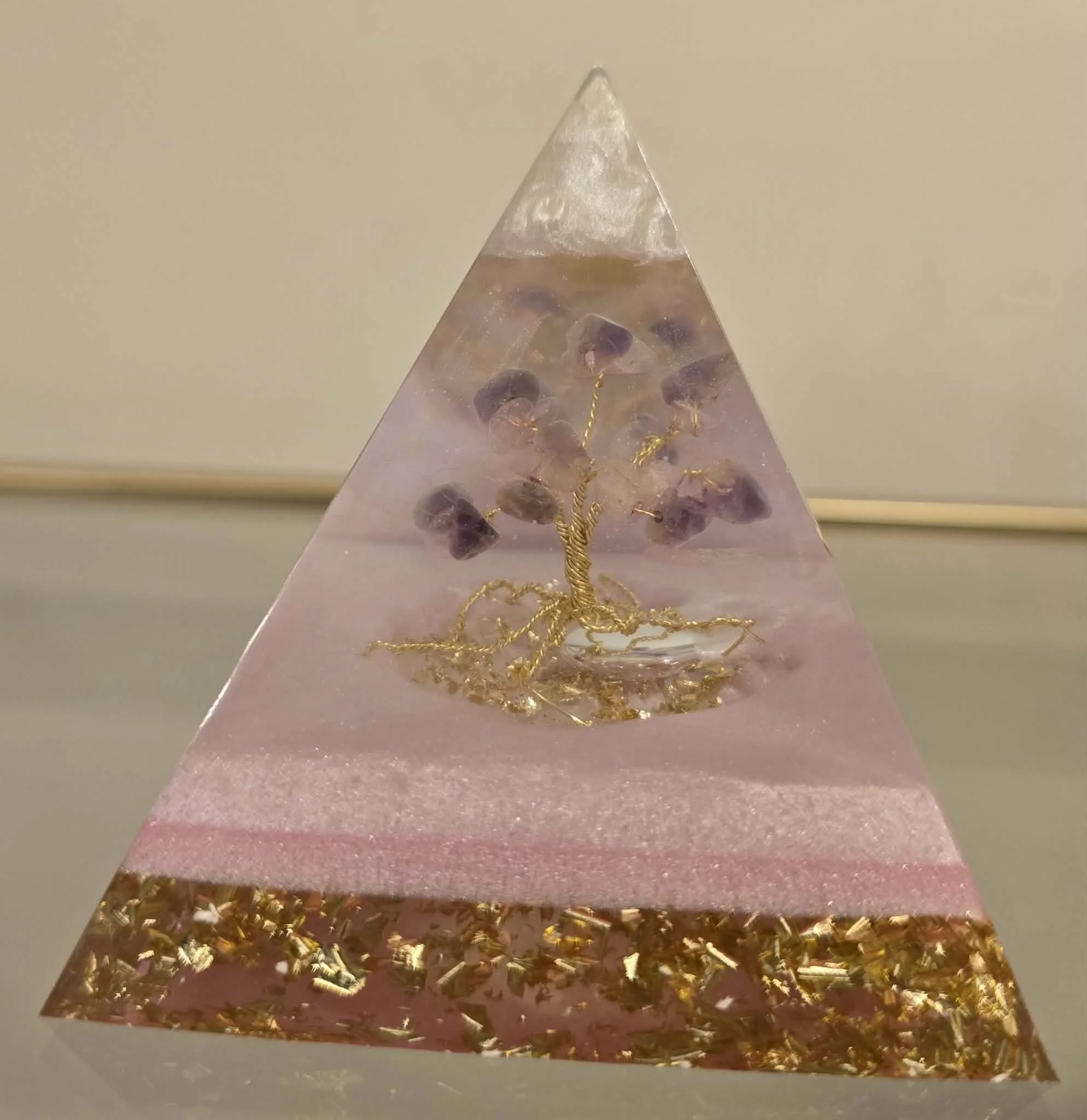 PYRAMIDE-ORGONITE-AMETHYSTE-ET-QUARTZ-ROSE-CREATION-COCO-FAZETTE.jpg