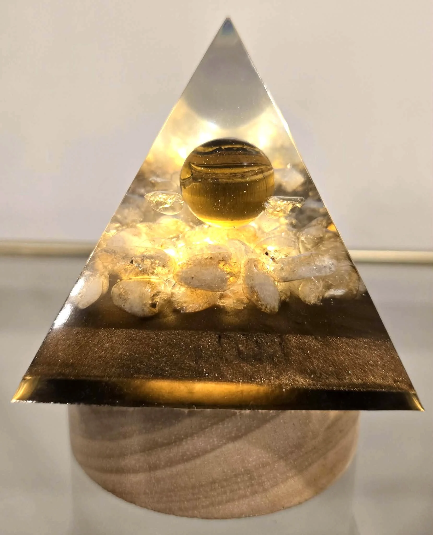 PYRAMIDE-ORGONITE-SPHERE-OEIL-DE-TIGRE-SUR-LIT-DE-CITRINE-ILLUMINEE-CREATION-COCO-FAZETTE.jpg