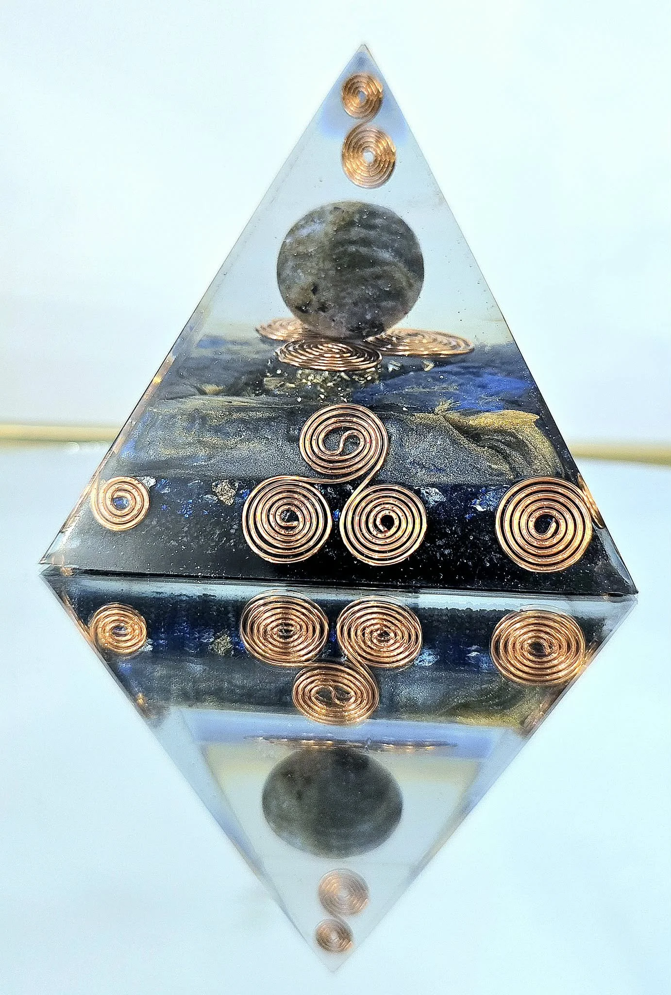 PYRAMIDE-ORGONITE-LABRADORITE-CREATION-COCO-FAZETTE.jpg