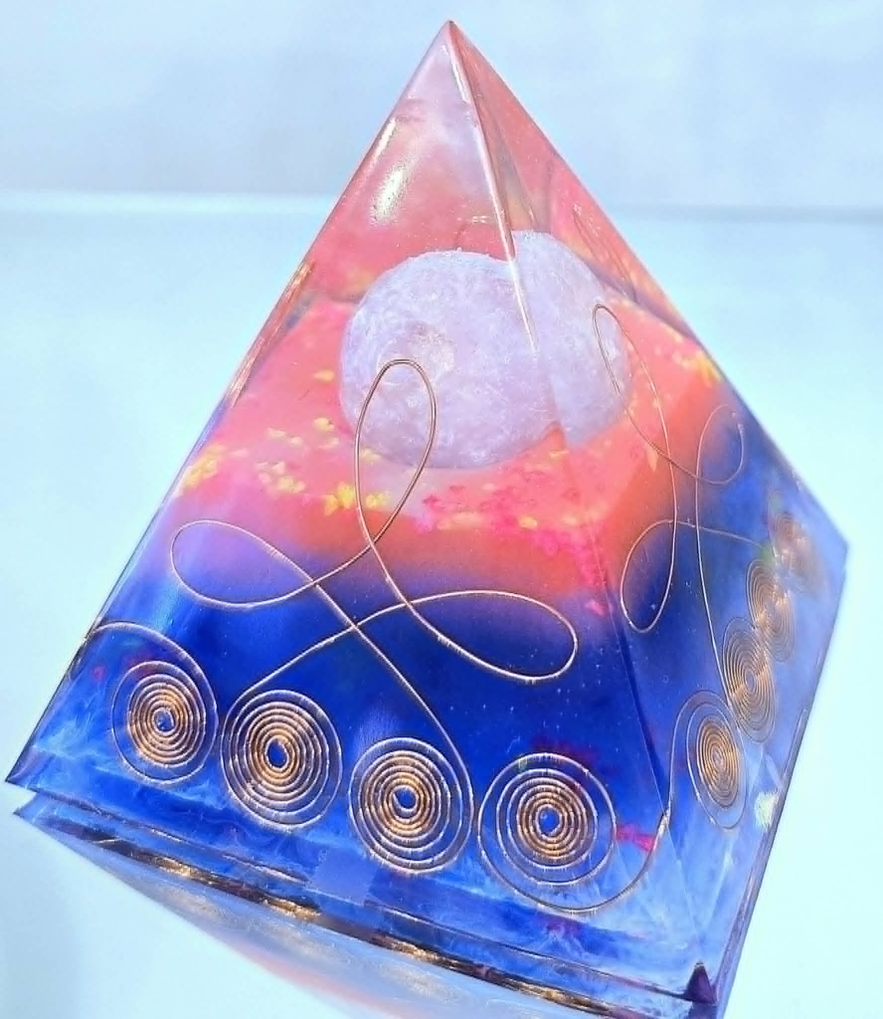 Pyramide Orgonite pierre de lune aura phosphorescente création COCO Fazette.jpg