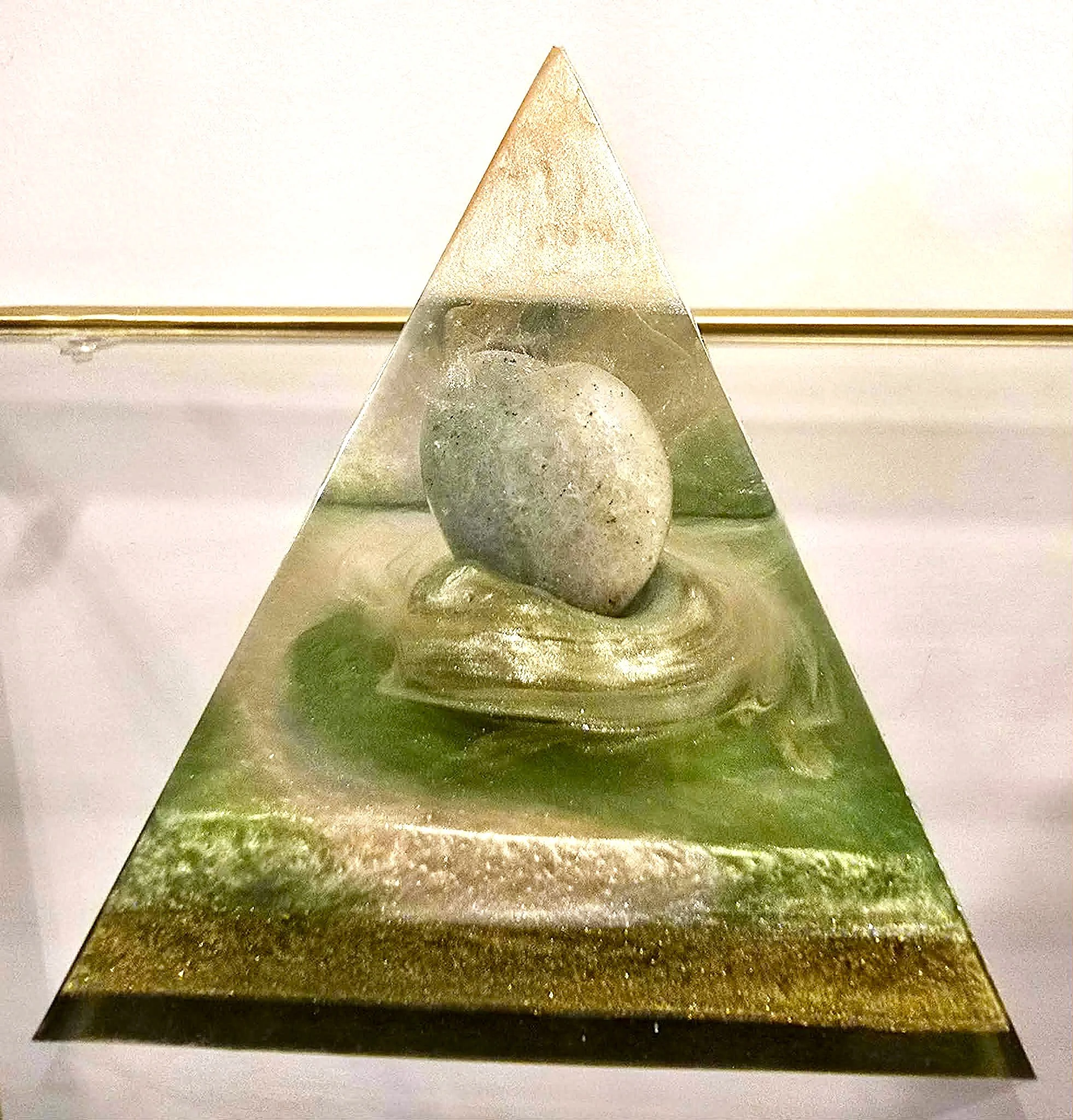 PYRAMIDE-ORGONITE-COEUR-D-AVENTURINE-CREATION-COCO-FAZETTE.jpg