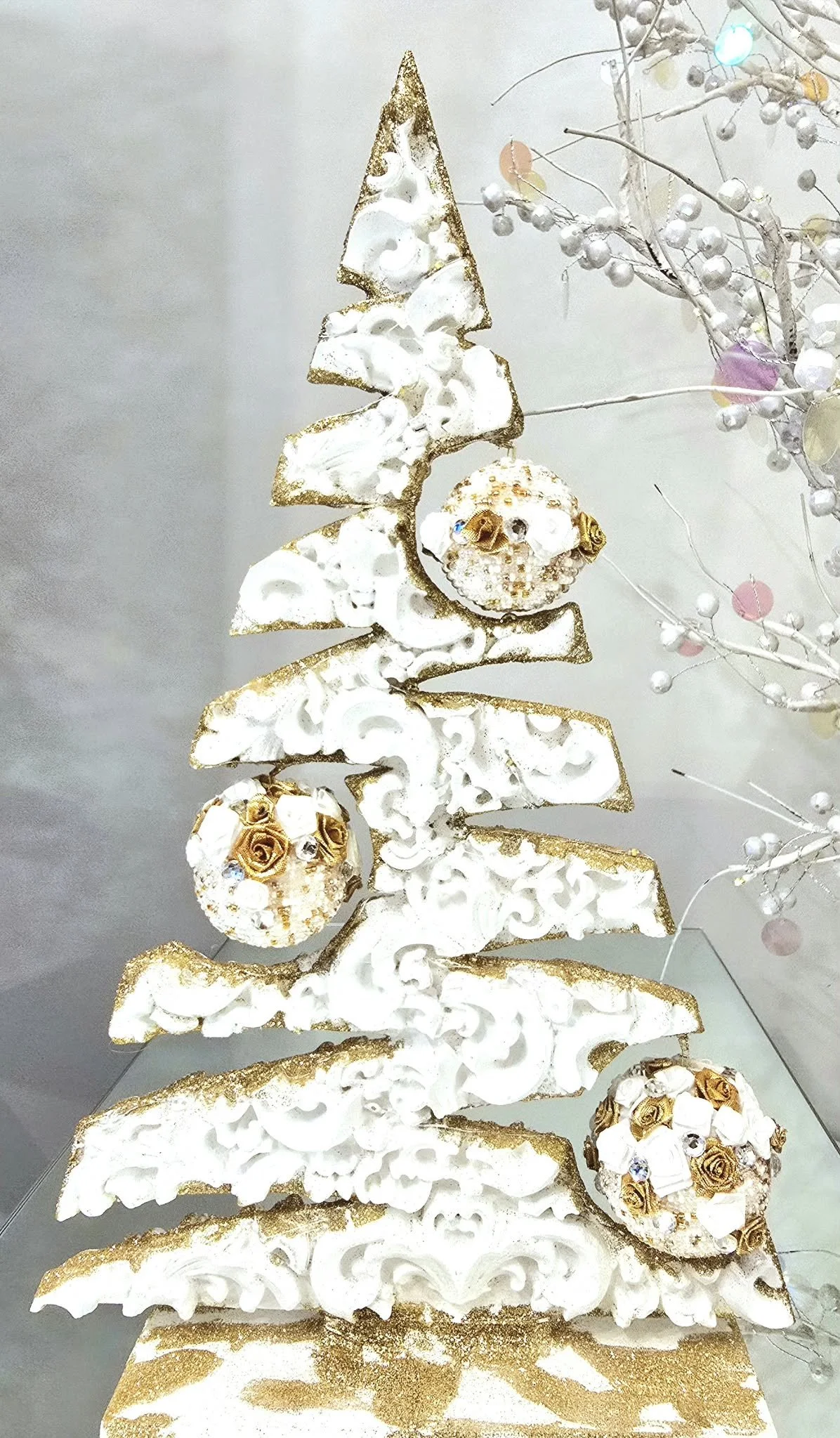 Sapin en bois sculpté à 3 boules illuminé Noel Blanc.jpg