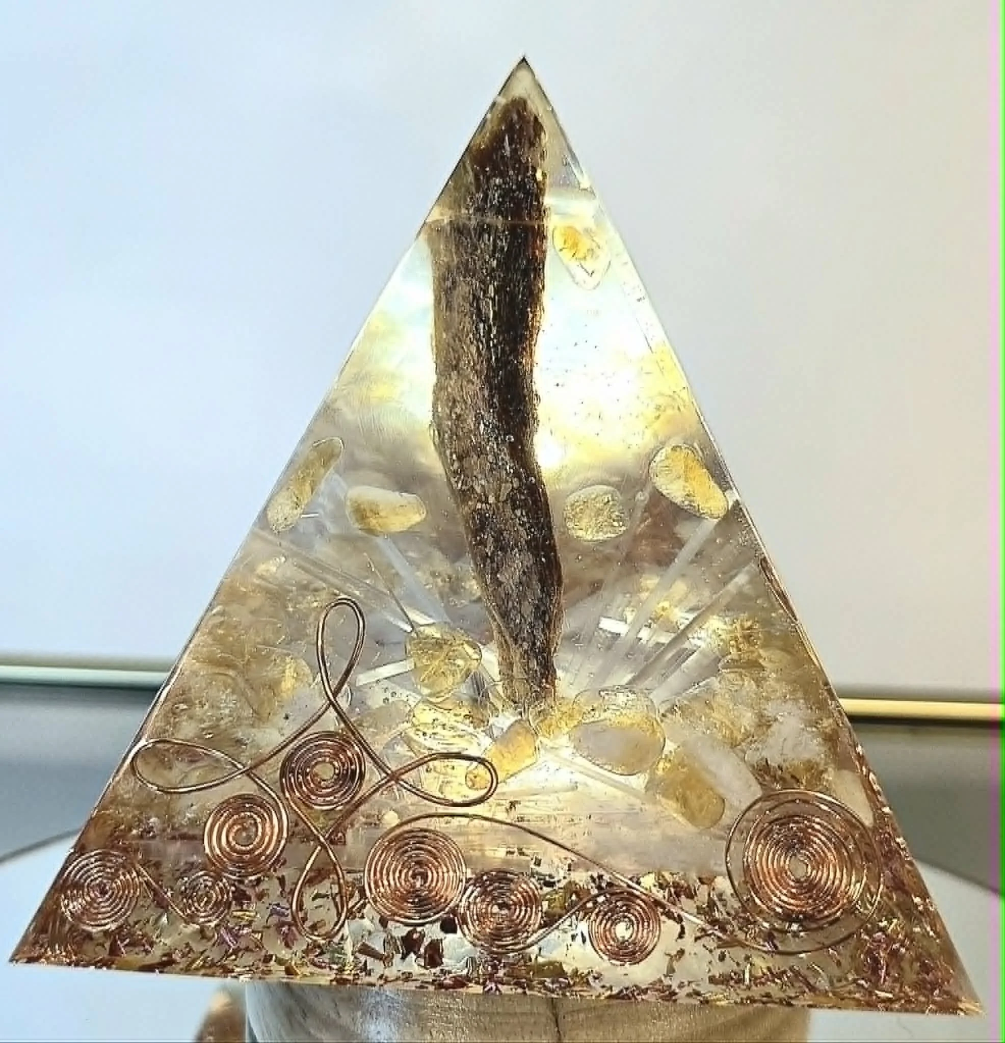 Pyramide Orgonite Mica, Citrine et Sélénite 2.jpg