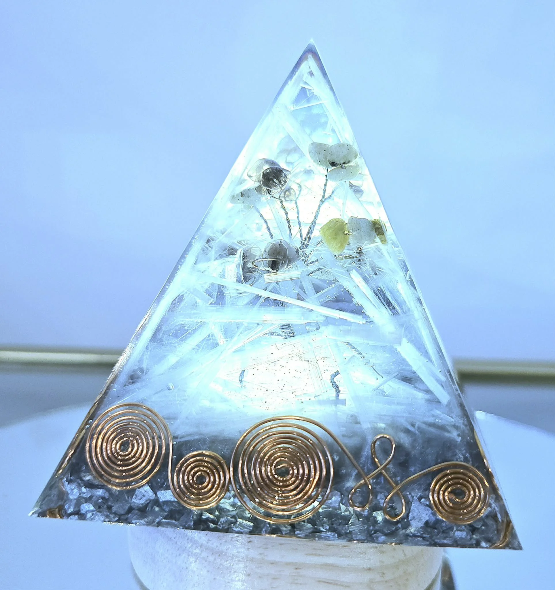 PYRAMIDE-ORGONITE-ARBRE-DE-VIE-EN-LABRADORITE-ET-QUARTZ-FUME-DANS-UN-CHAMPS-DE-SELENITE-ILLUMINEE-CREATION-COCO-FAZETTE.jpg