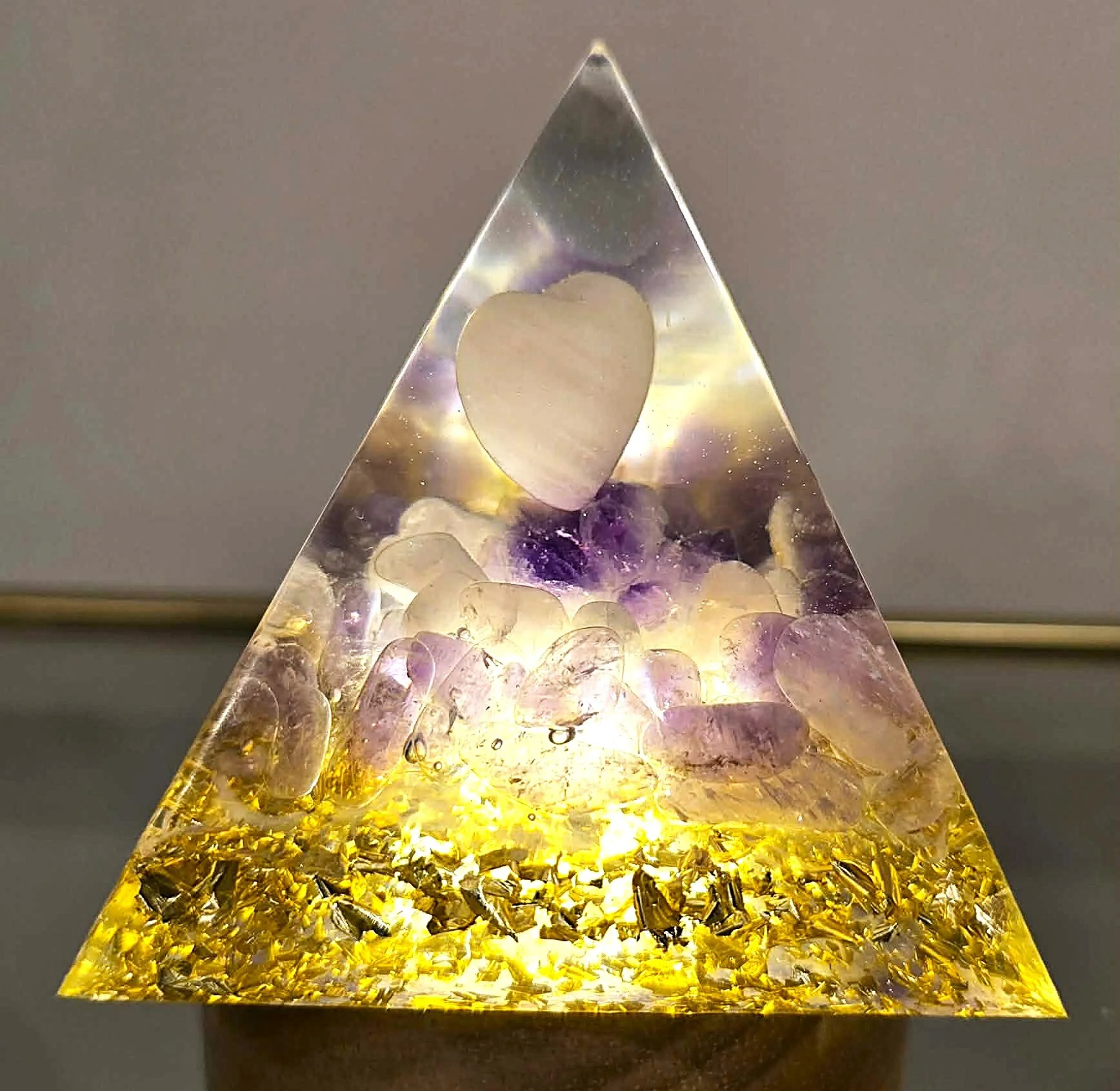 PYRAMIDE-ORGONITE-COEUR-DE-QUARTZ-ROSE-SUR-LIT-D-AMETHYSTE-ILLUMINE-CREATION-COCO-FAZETTE.jpg