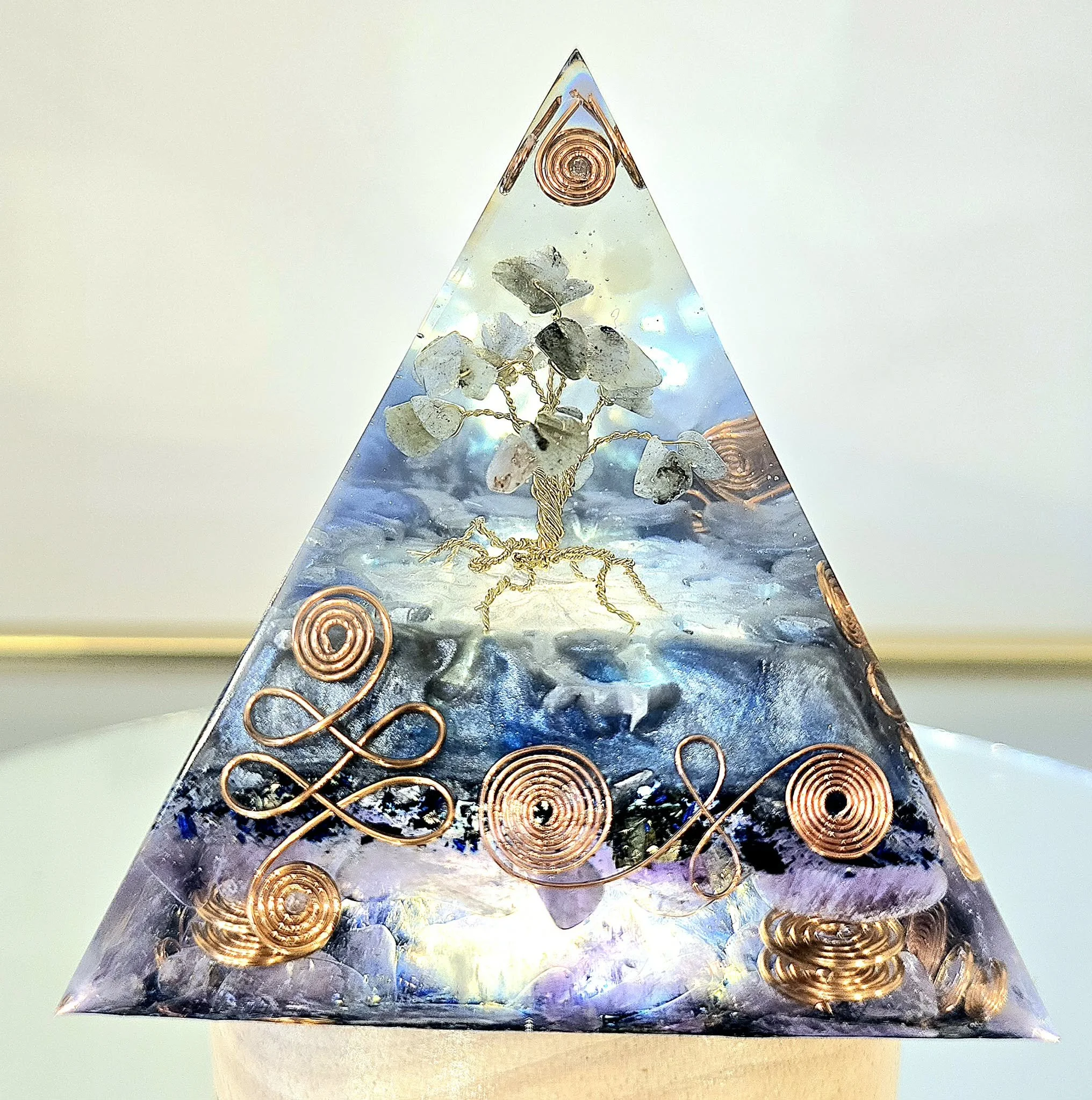 PYRAMIDE-ORGONITE-ARBRE-DE-VIE-EN-LABRADORITE-ET-AMETHYSTE-ILLUMINEE-CREATION-COCO-FAZETTE.jpg