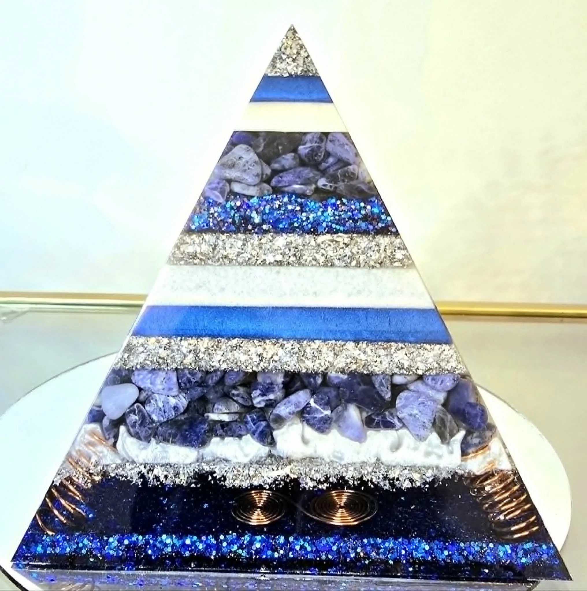 Pyramide Énergétique en Orgonite et Sodalite