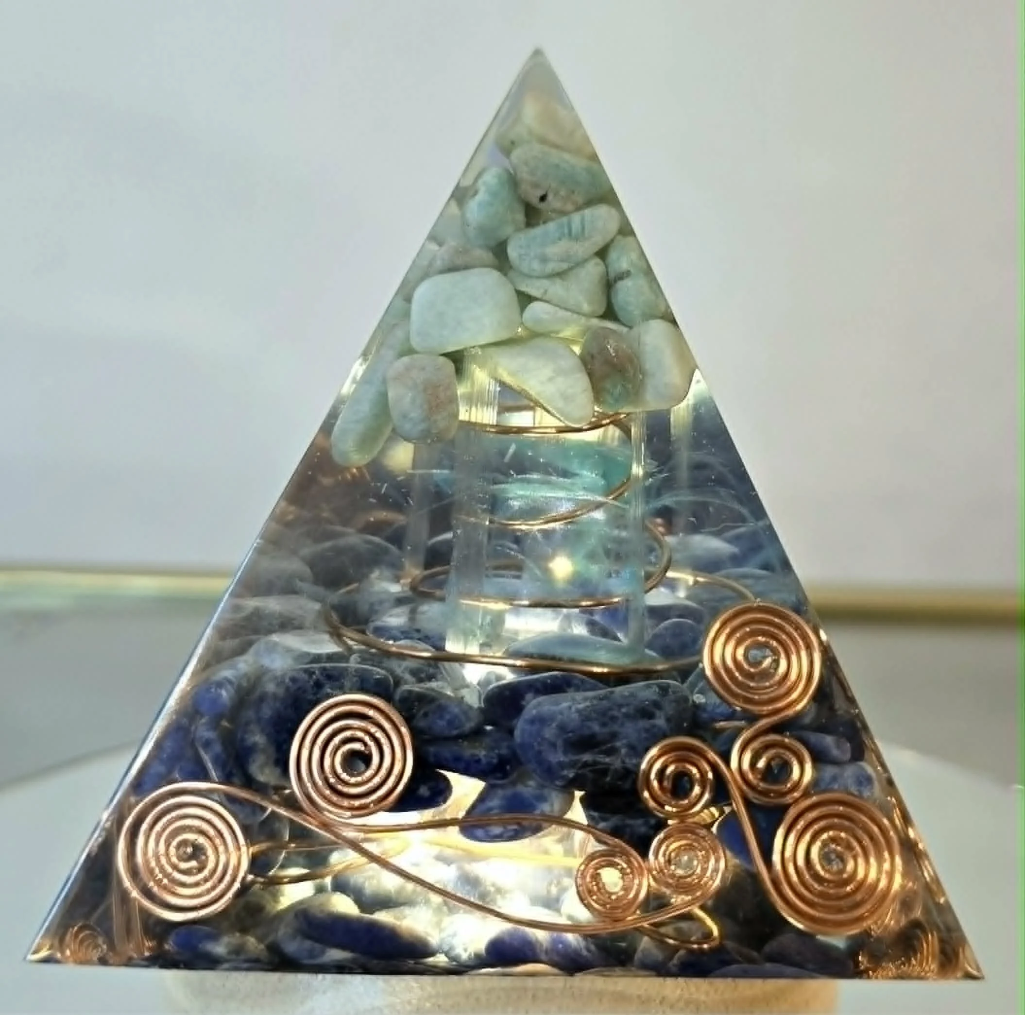 Sodalite, Amaonite et selenite 2.jpg
