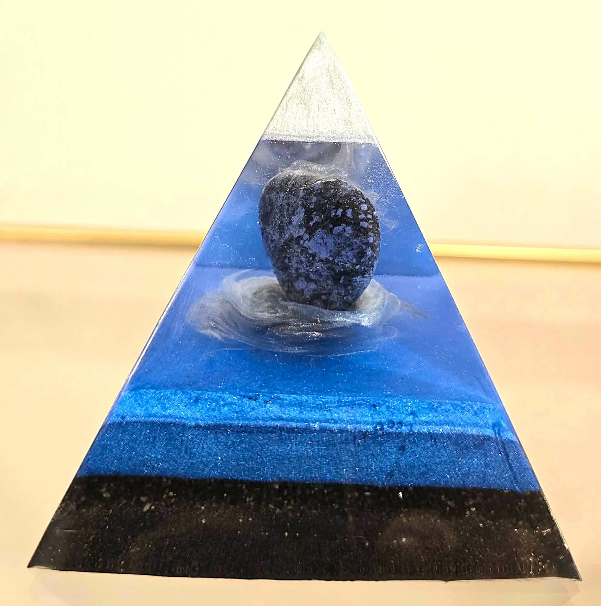 PYRAMIDE-ORGONITE-COEUR-DE-SODALITE-COTE-A-CREATION-COCO-FAZETTE.jpg