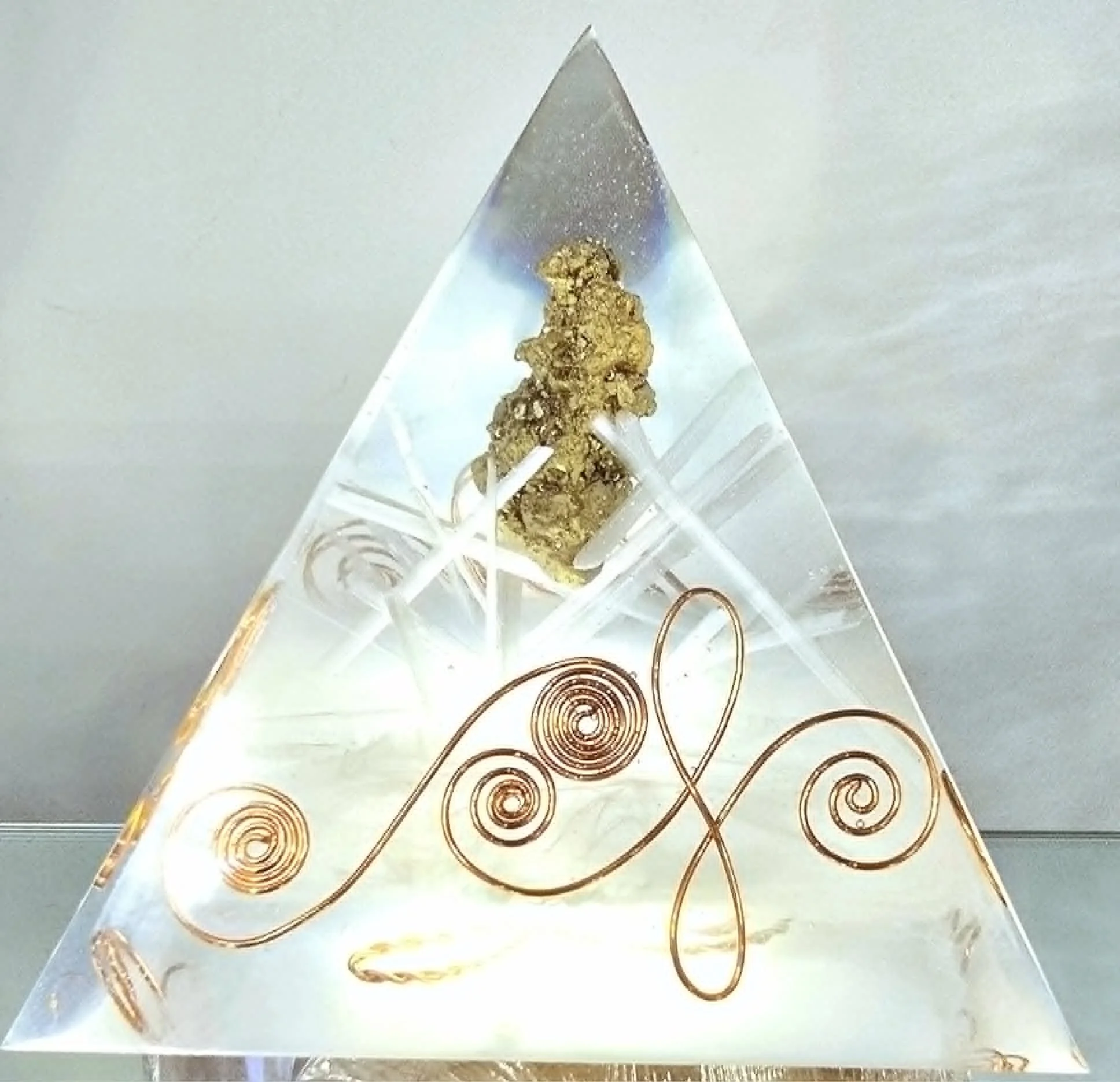 Pyramide Orgonite Énergétique Pyrite & Sélénite