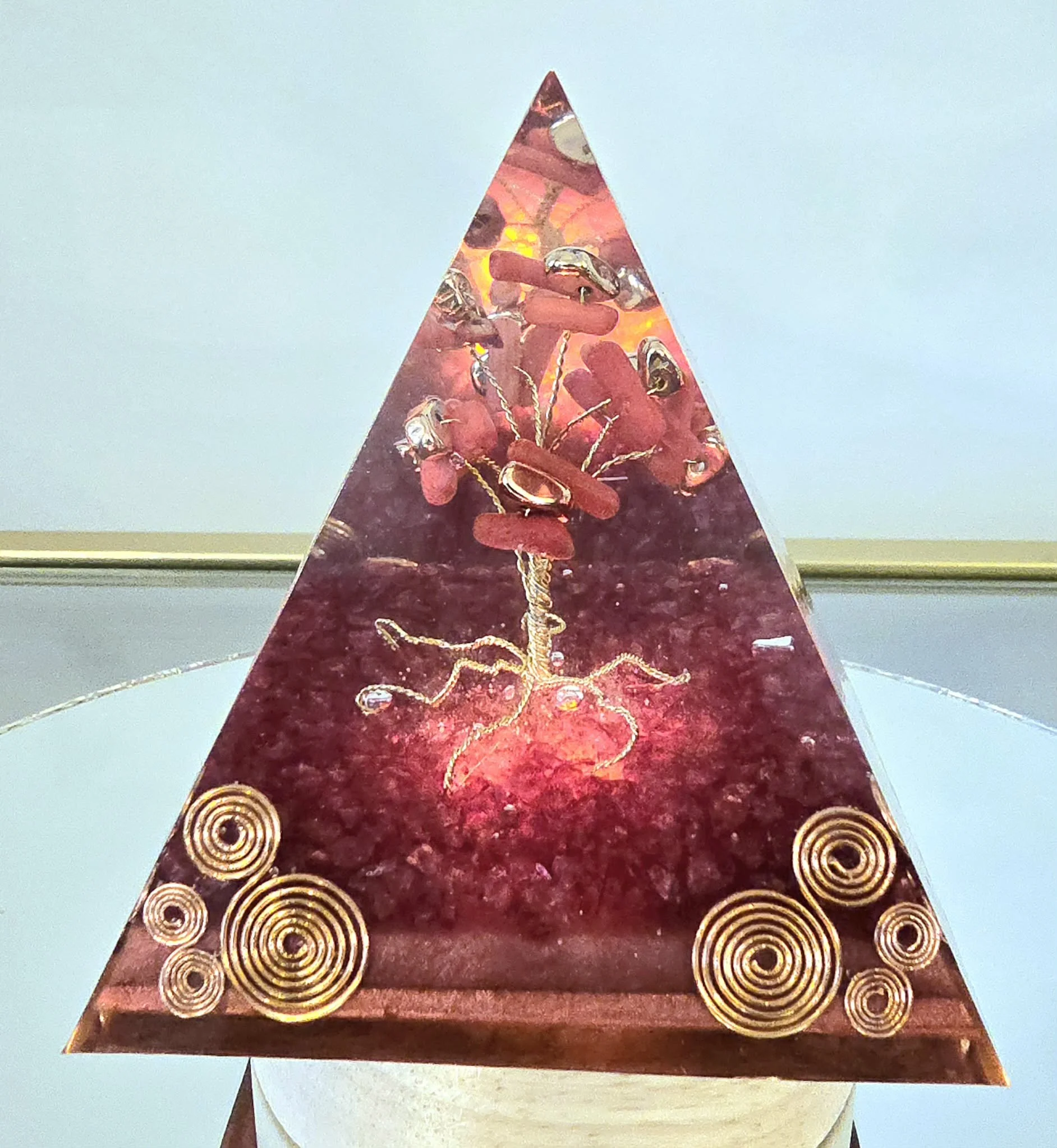 PYRAMIDE-ORGONITE-VITALITE-ARBRE-DE-VIE-EN-CORAIL-ROUGE-ILLUMINEE-CREATION-COCO-FAZETTE.jpg