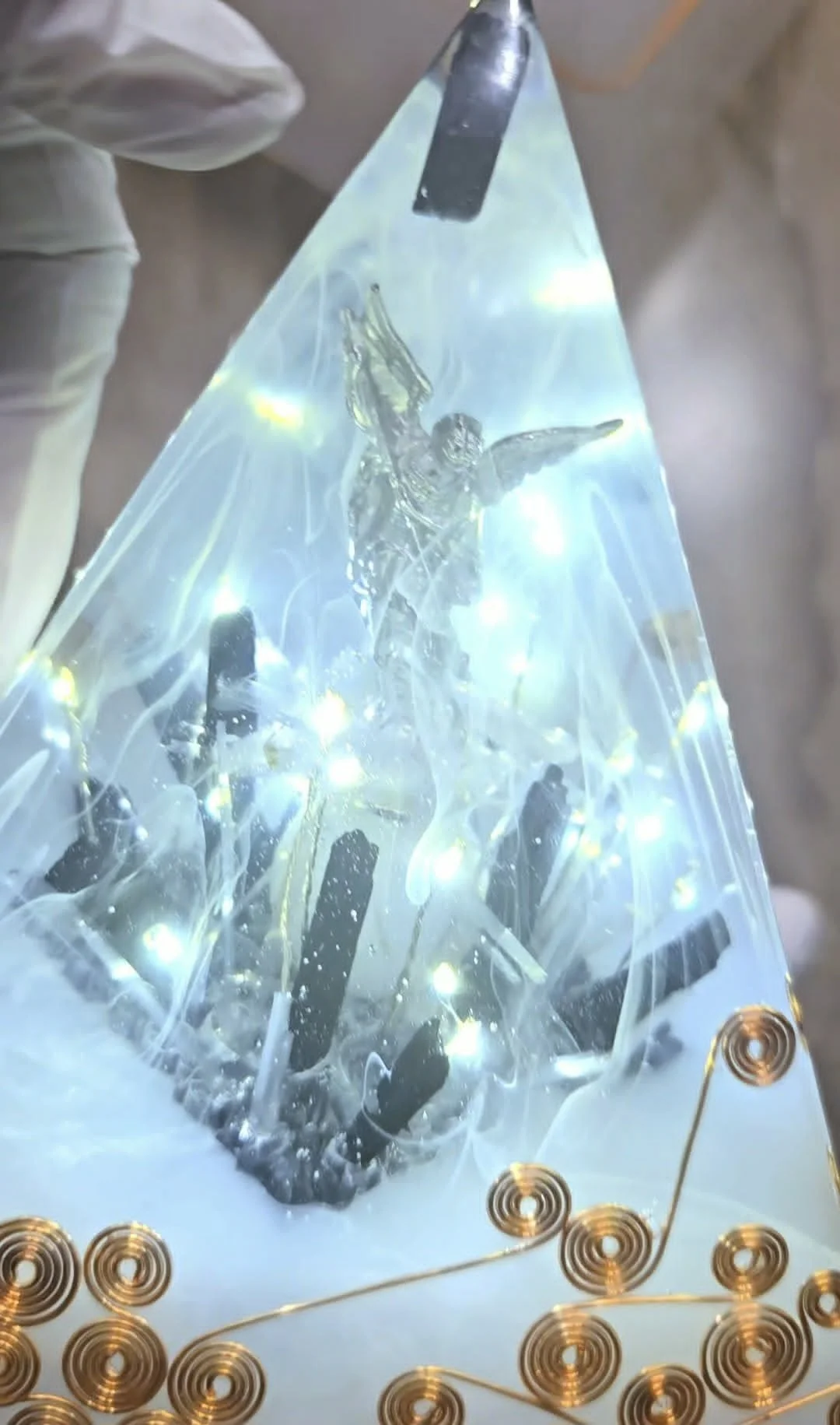 Pyramide Orgonite Archange Michael, tourmaline et sélénite