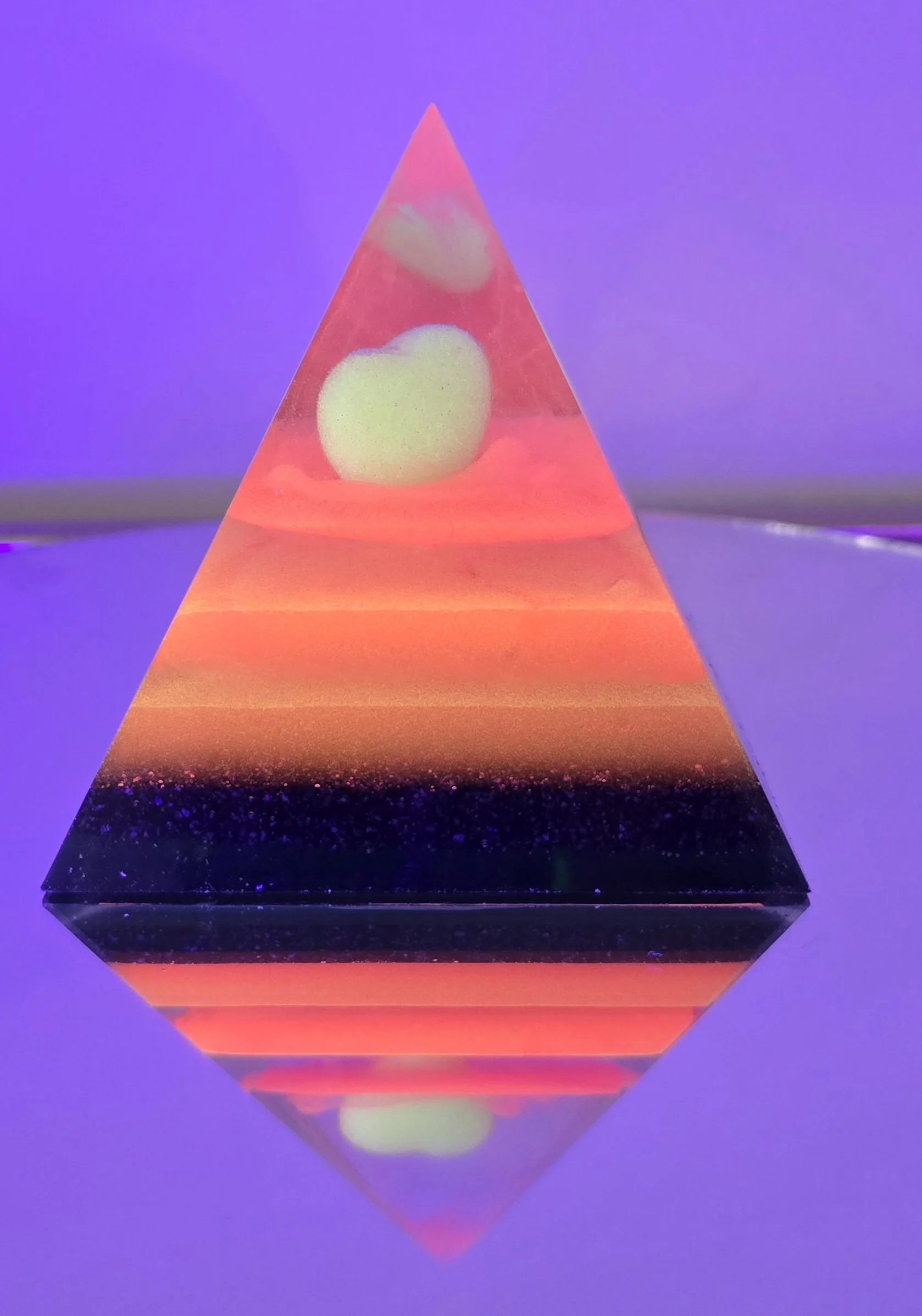 Pyramide Orgonite "Cœur de Lumière" – Pure Innocence & Énergie de Création