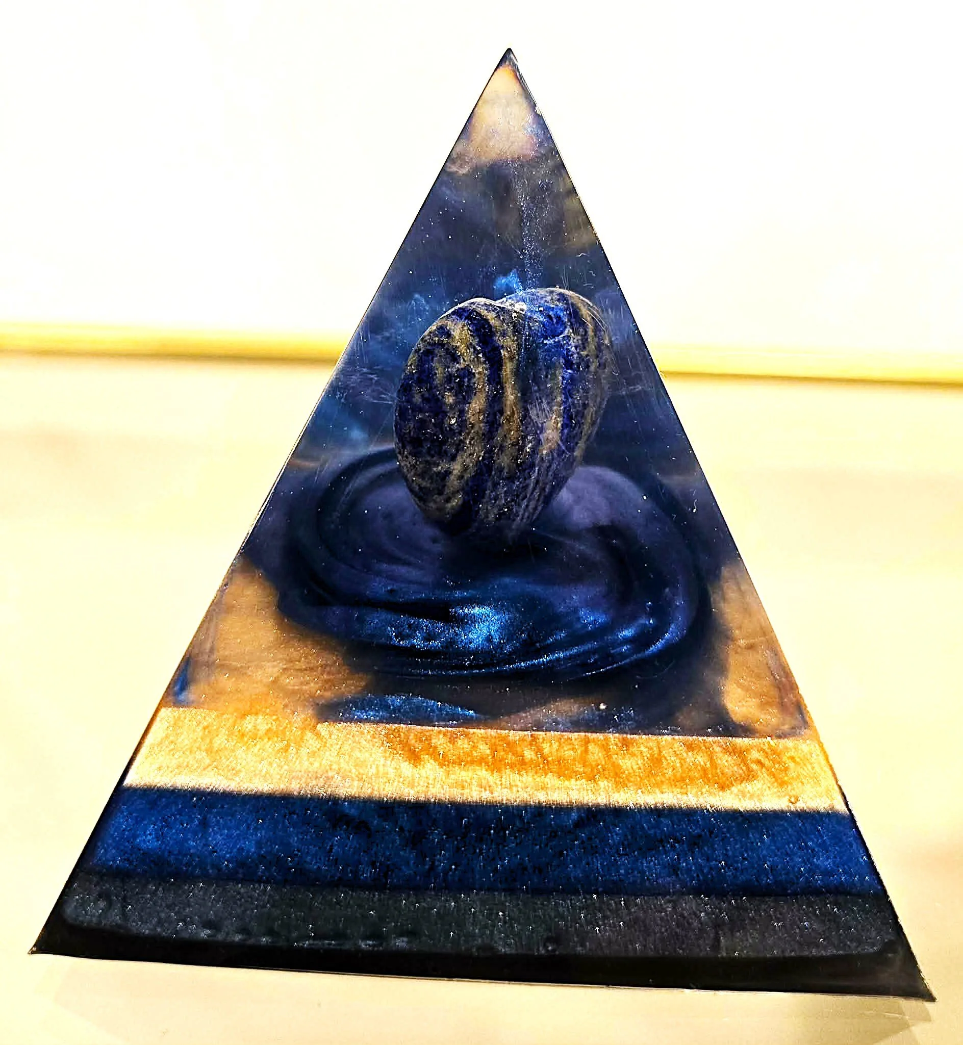 PYRAMIDE-ORGONITE-COEUR-DE-LAPIS-LAZULI-CREATION-COCO-FAZETTE.jpg