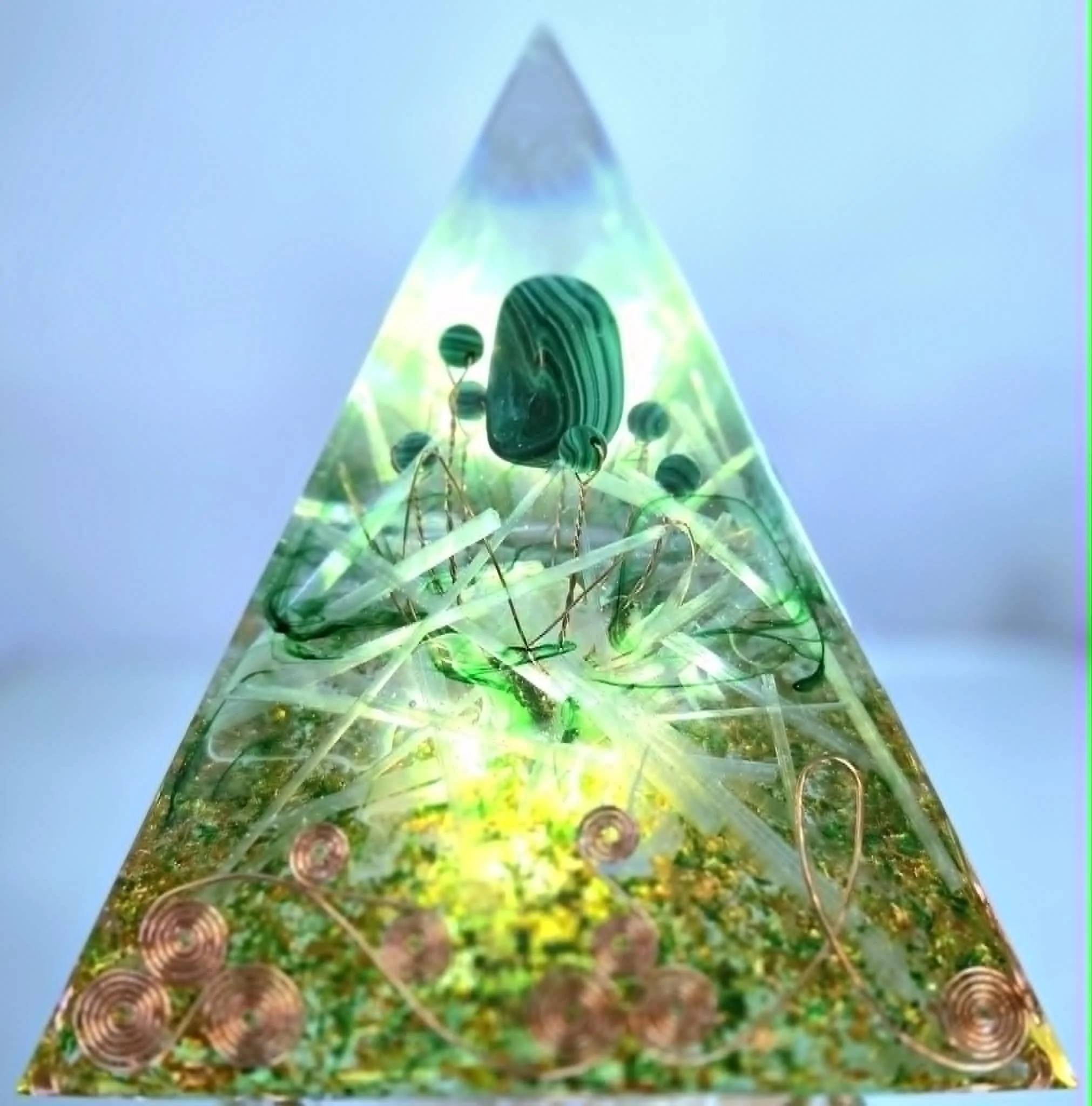 Malachite, quartz et selenite illuminé.jpg