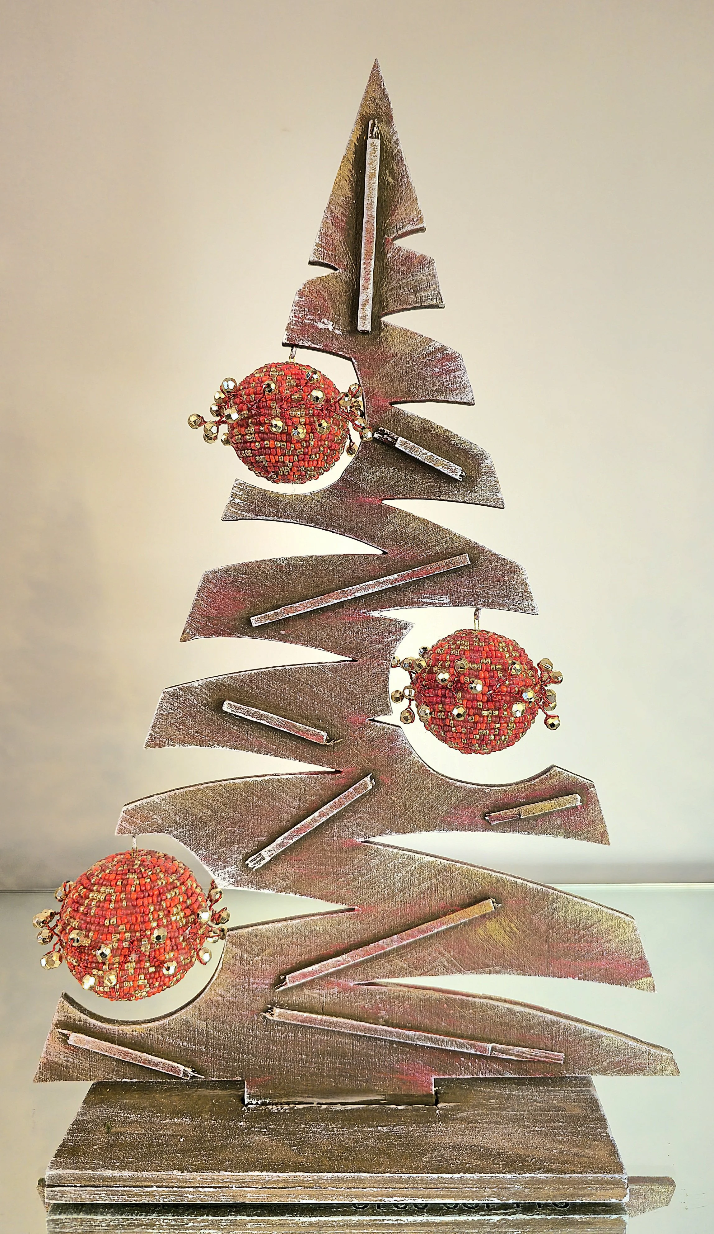 Sapin en Bois à Relief à 3 Boules Serge