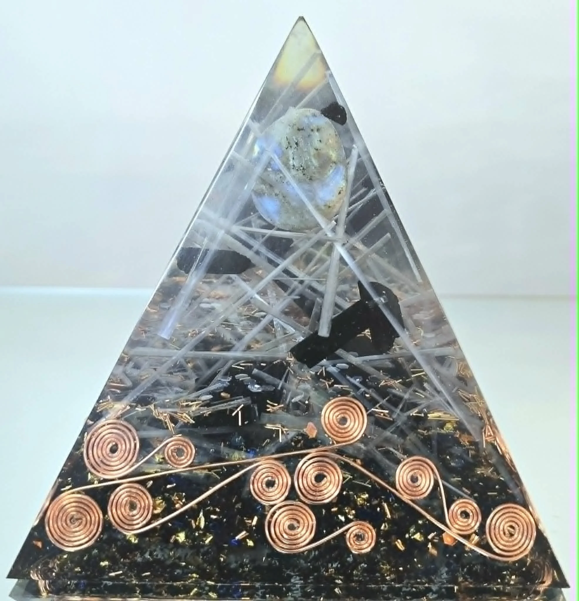 Pyramide Protectrice de Cristaux Harmonisés